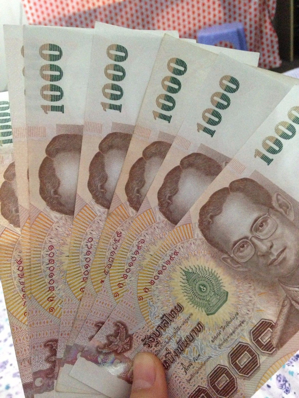 当时我和我的小伙伴兑换了1w泰铢,一人5000泰铢,购物大件基本用刷银联