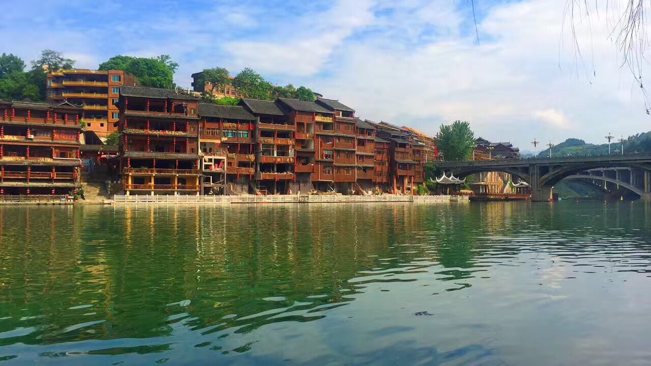 下司风景名胜区以清水江为纽带,集自然山水风光,历史文化 与民族