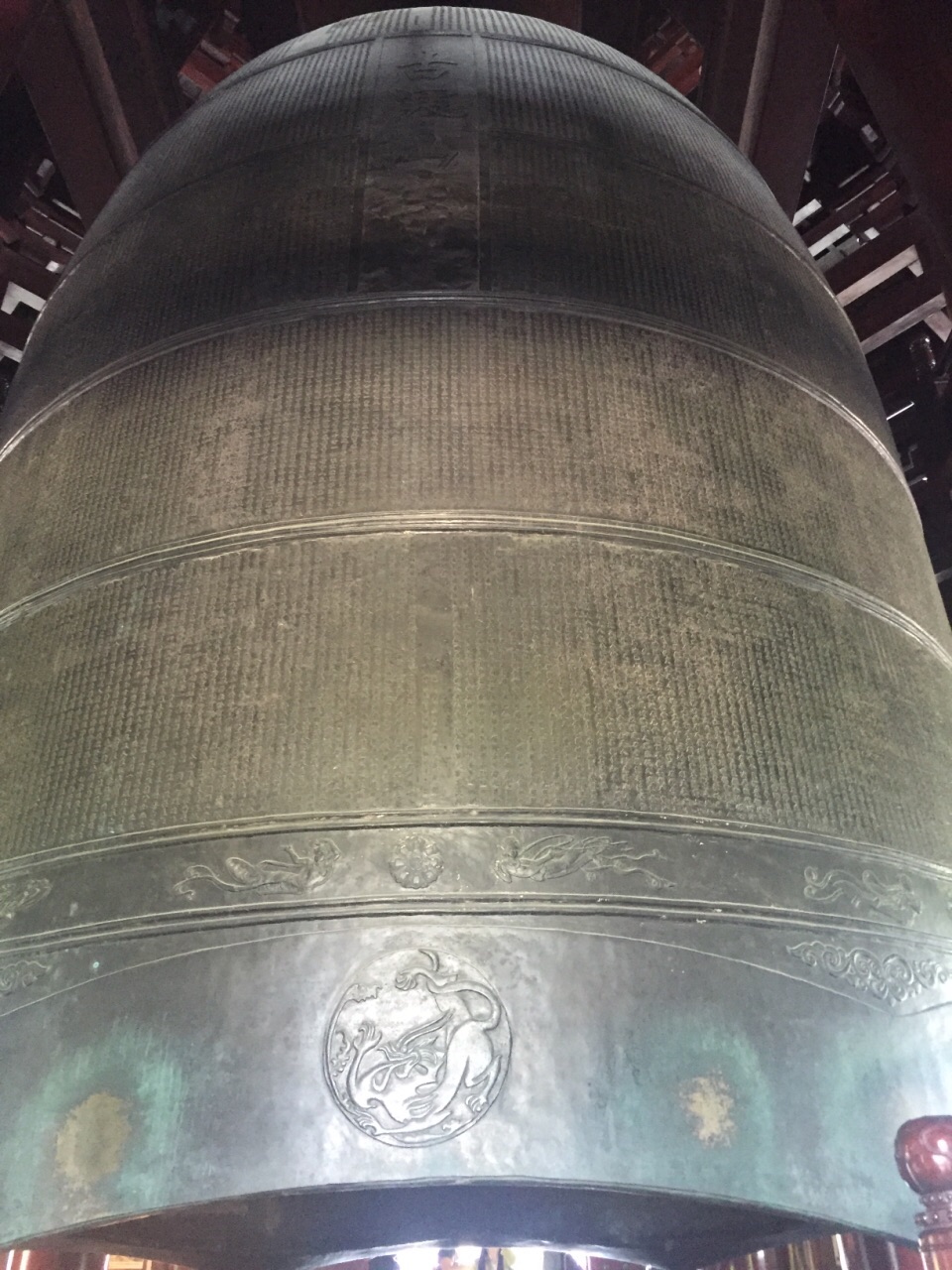 寒山寺的钟声因诗出门,因此游客应该敲敲寒山寺的大钟.