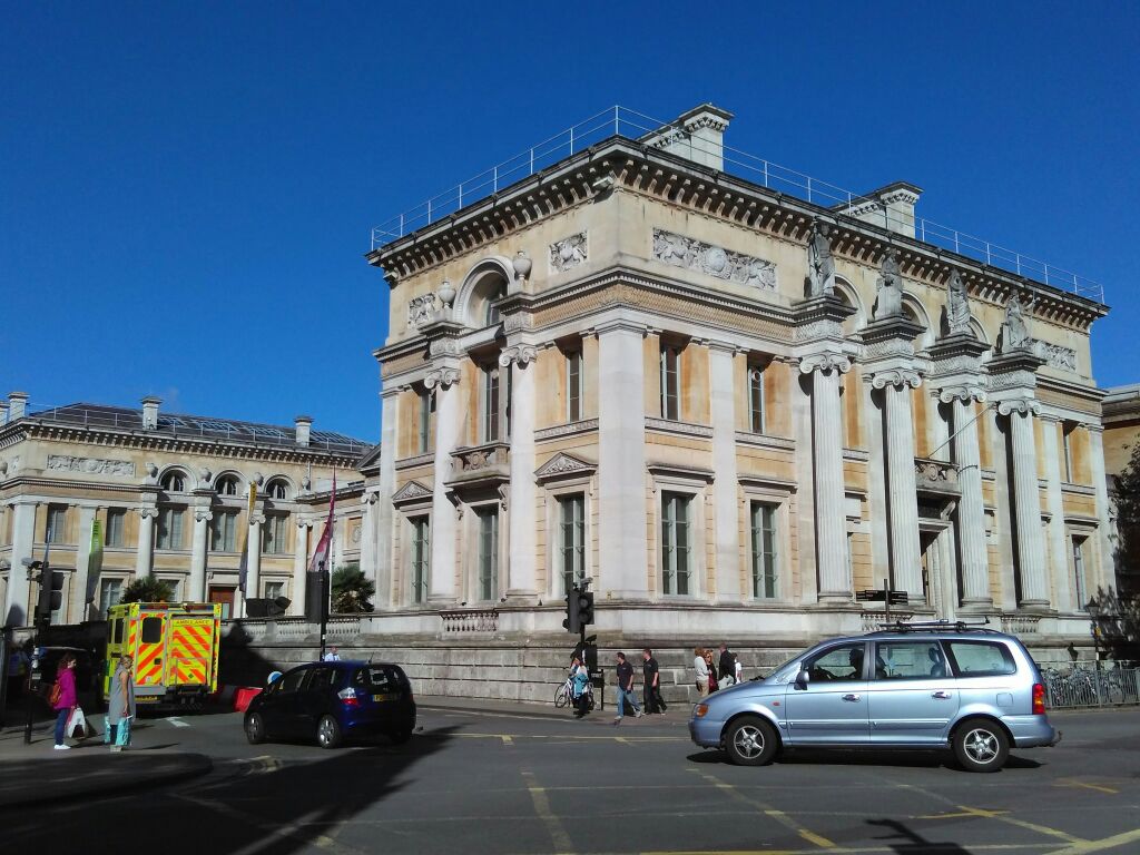 马格德林街是牛津的一条主要的道路道路沿线有很多著名的景点阿什莫尔
