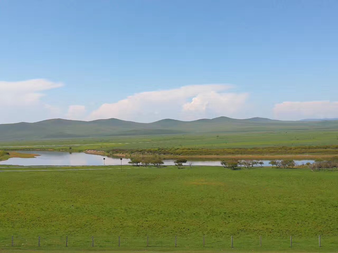 地處大興安嶺以西的呼倫貝爾高原上,因呼倫湖貝爾湖而得名整體地勢東