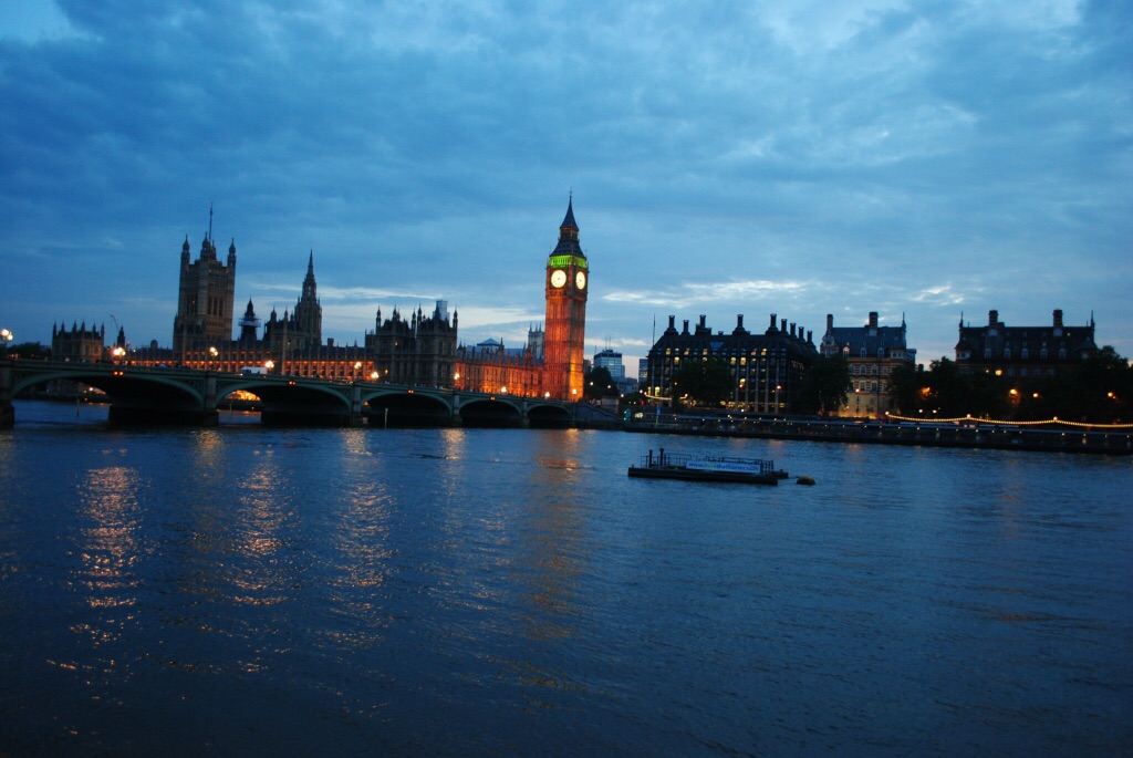 泰晤士河(riverthames)是英国著名的"母亲"河.