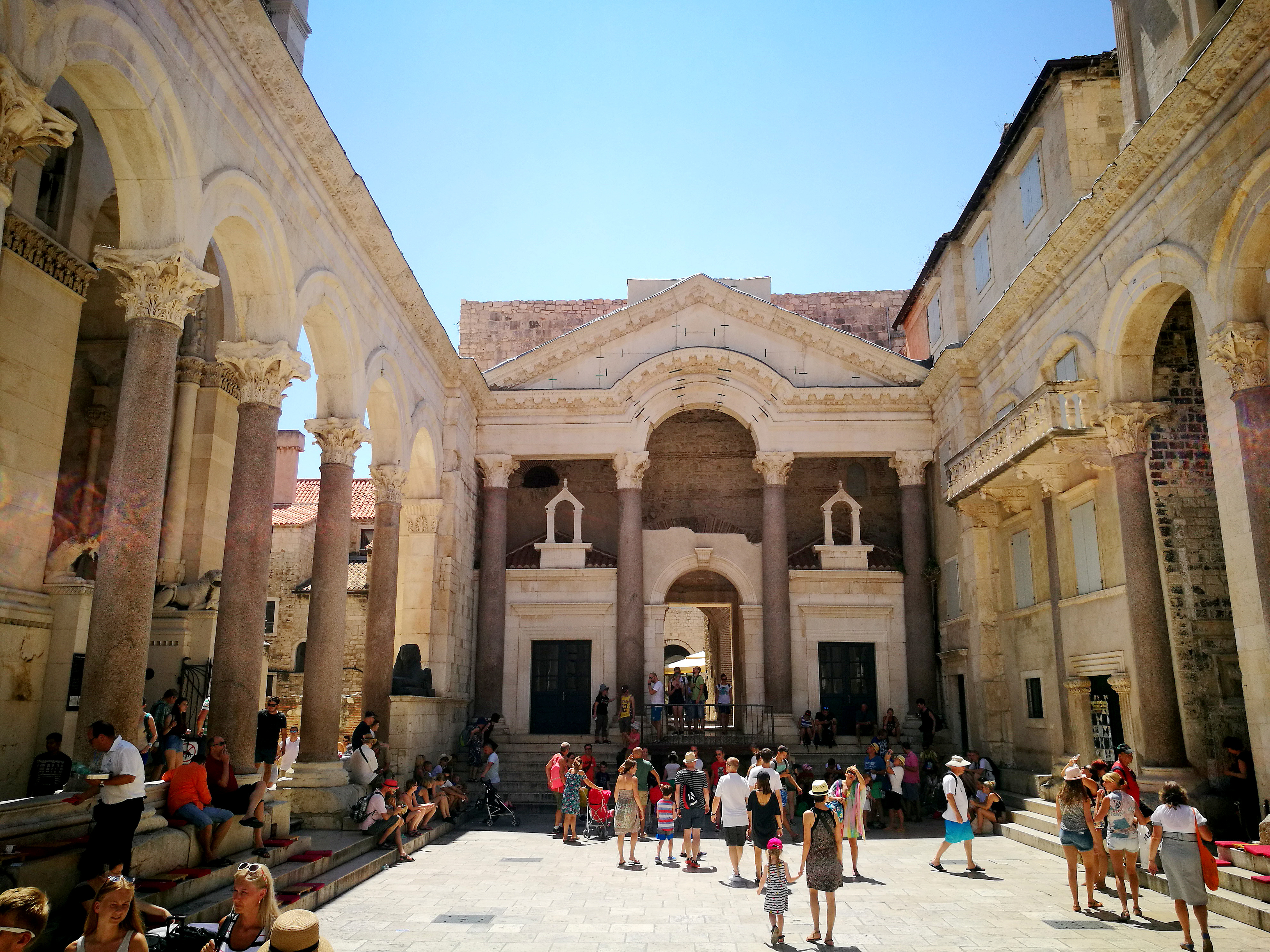 作为世界上保存得最好的罗马宫殿,1979年被联合国科教文组织列入世界