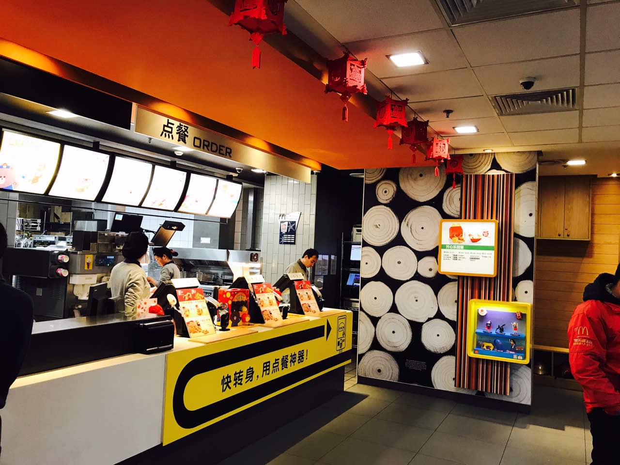 2023麦当劳(巨峰路店)美食餐厅,环境装修有点小特色,同时配