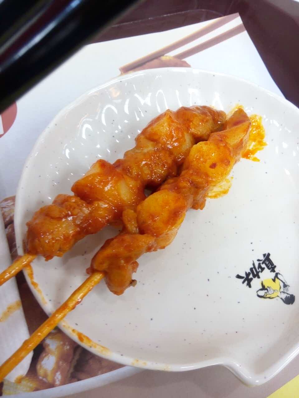 要了一碗瘦肉粉和一份年糕鸡肉串,瘦肉粉瘦肉听多的,味道不错.