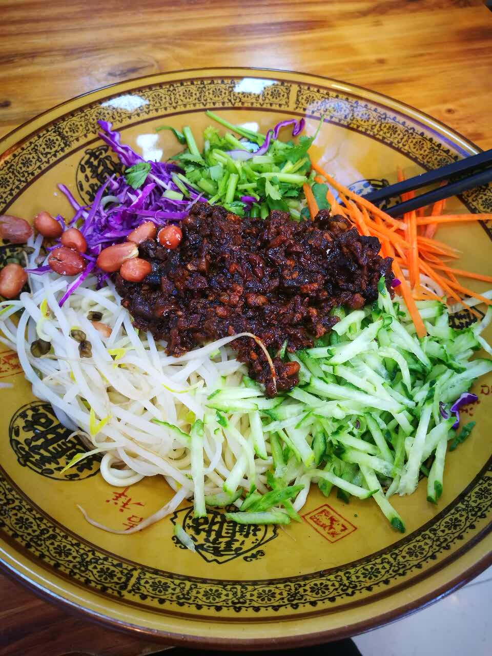 2022老北京炸酱面美食餐厅,味道不错份量也足,如果店里.