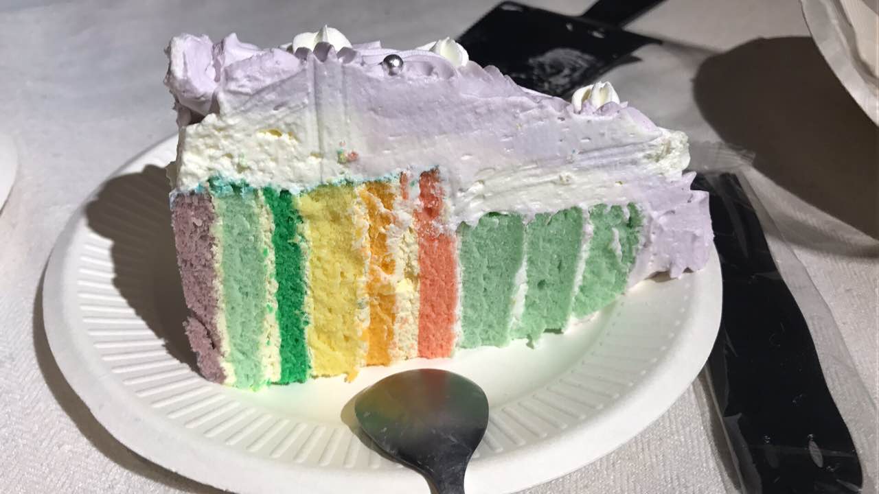 奶油挺不错.里面的蛋糕胚是彩虹色的很漂亮.还比较满意.