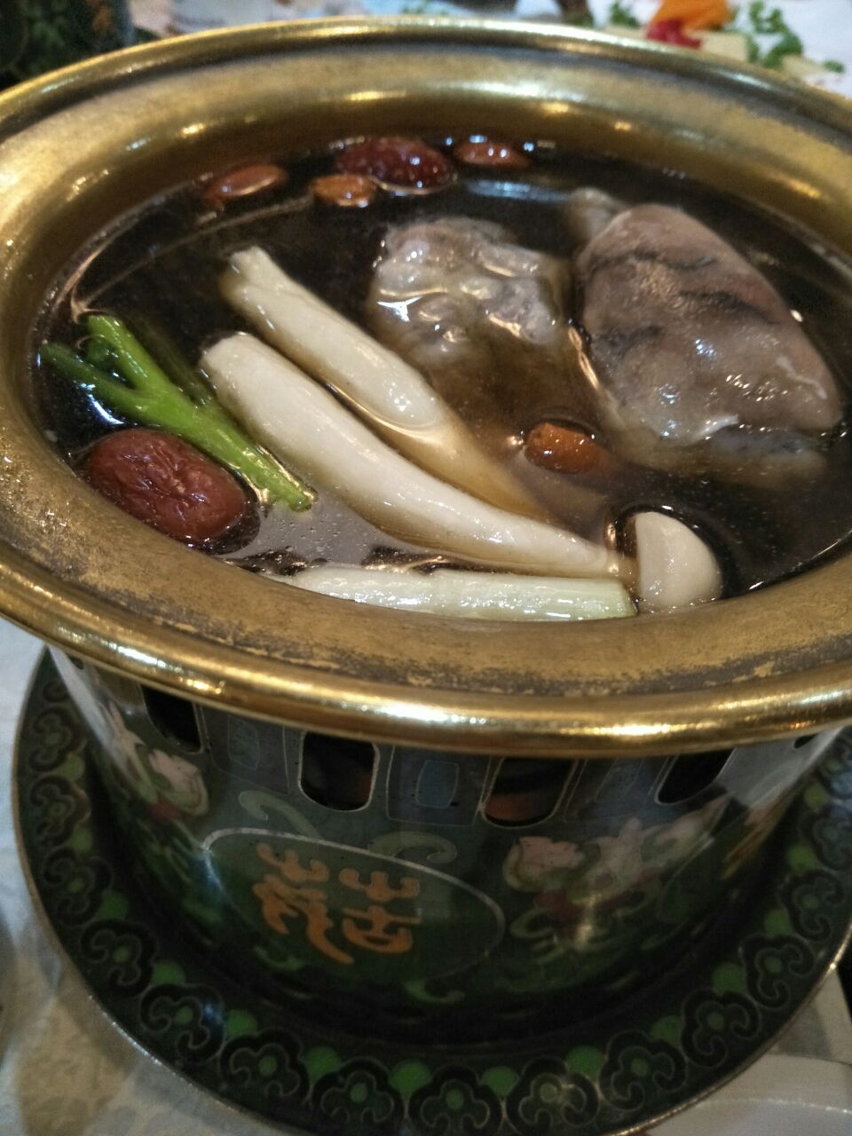 晚上不知吃啥了,就决定一起走走停停看看,结果发现了这家小背篓火锅