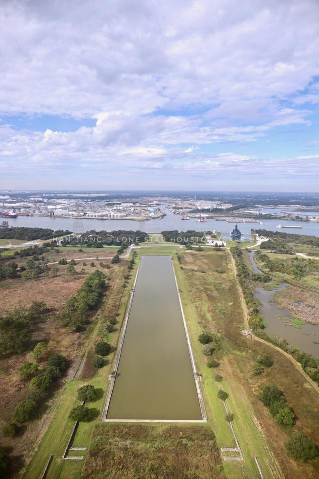 德州没有扒鸡,却有牛肉烧烤摊在桌上随便吃,人
