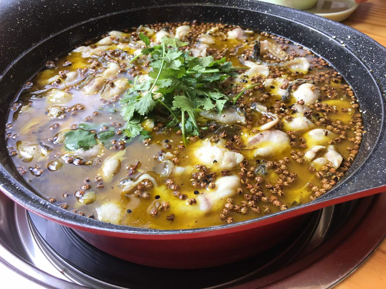 中午去吃的,人并不多,点的麻椒鱼,鱼味道不错,就是吃到后期感觉太麻