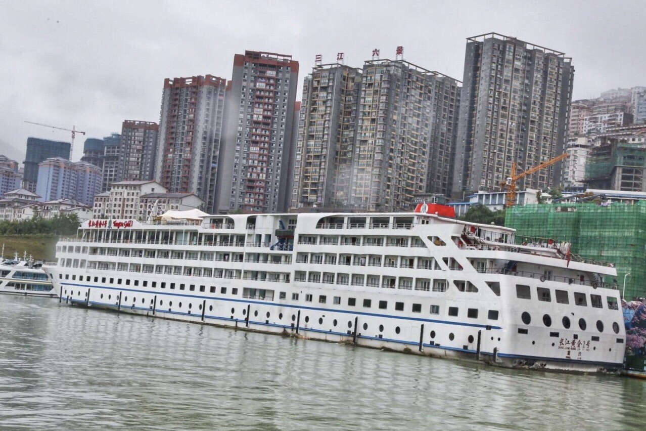 游客中心始发,过葛洲坝船闸,经停三游洞,三峡人家等风景区专用码头