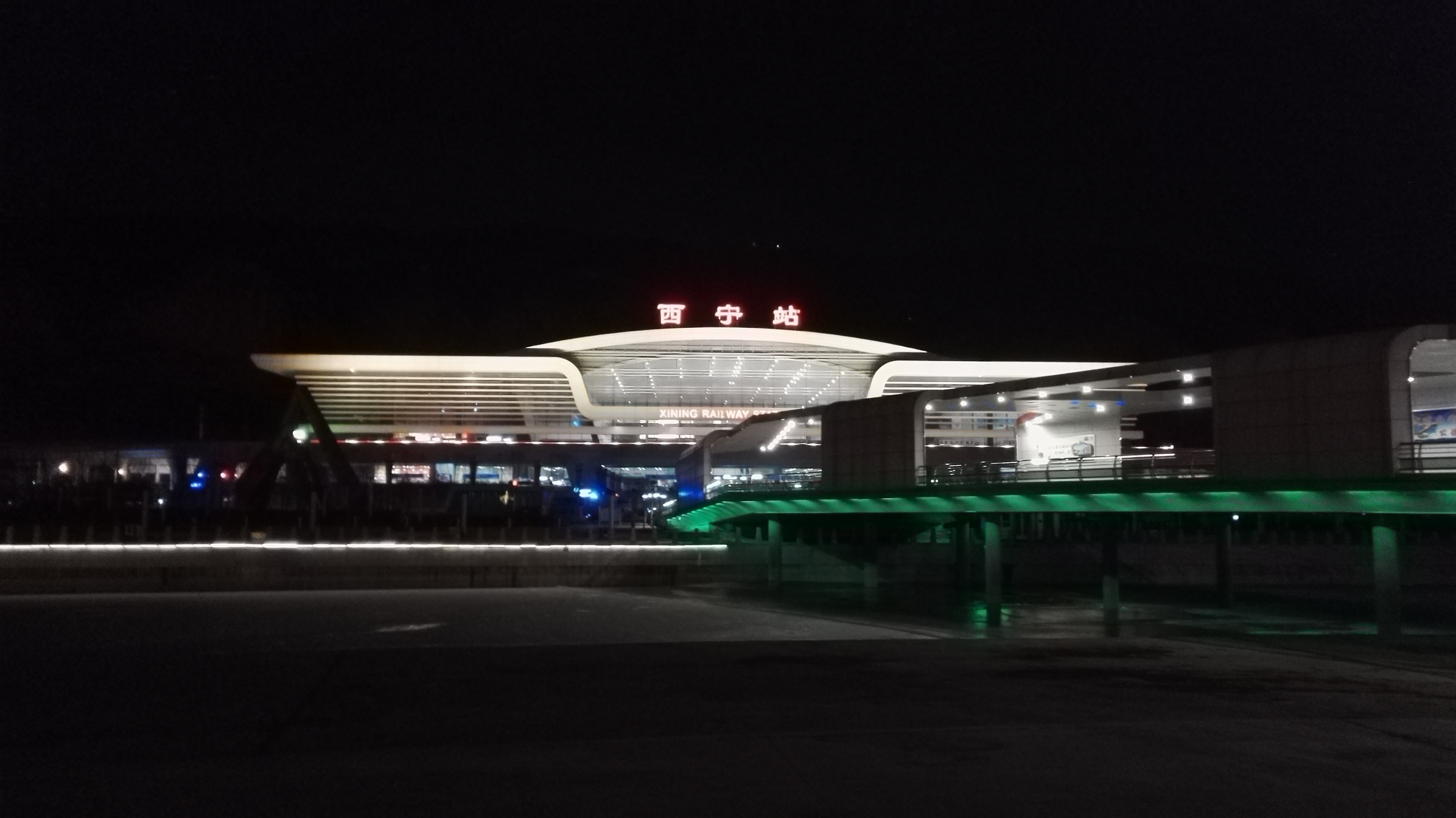 西宁火车站照片夜景图片