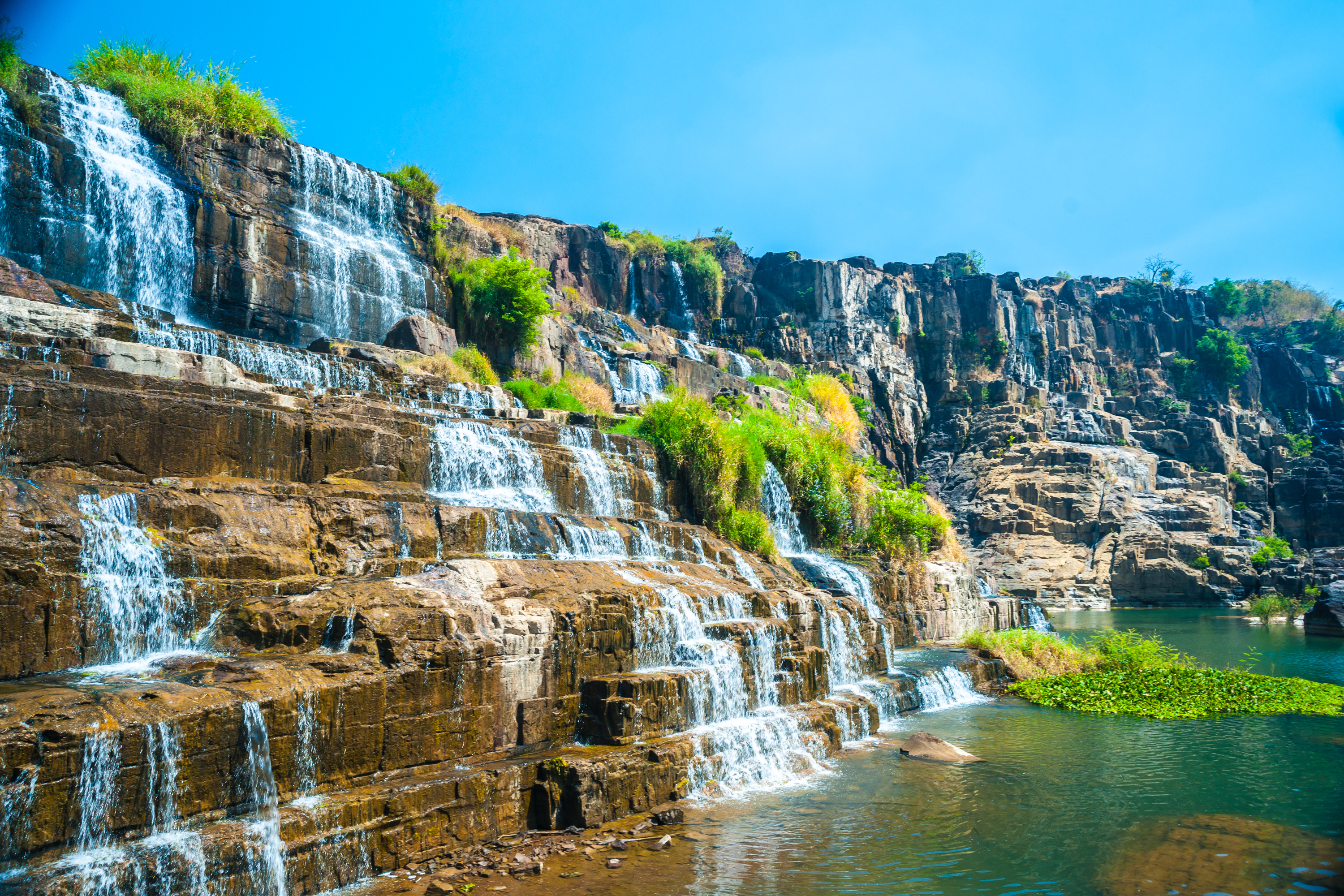 庞卡尔瀑布旅游景点图片