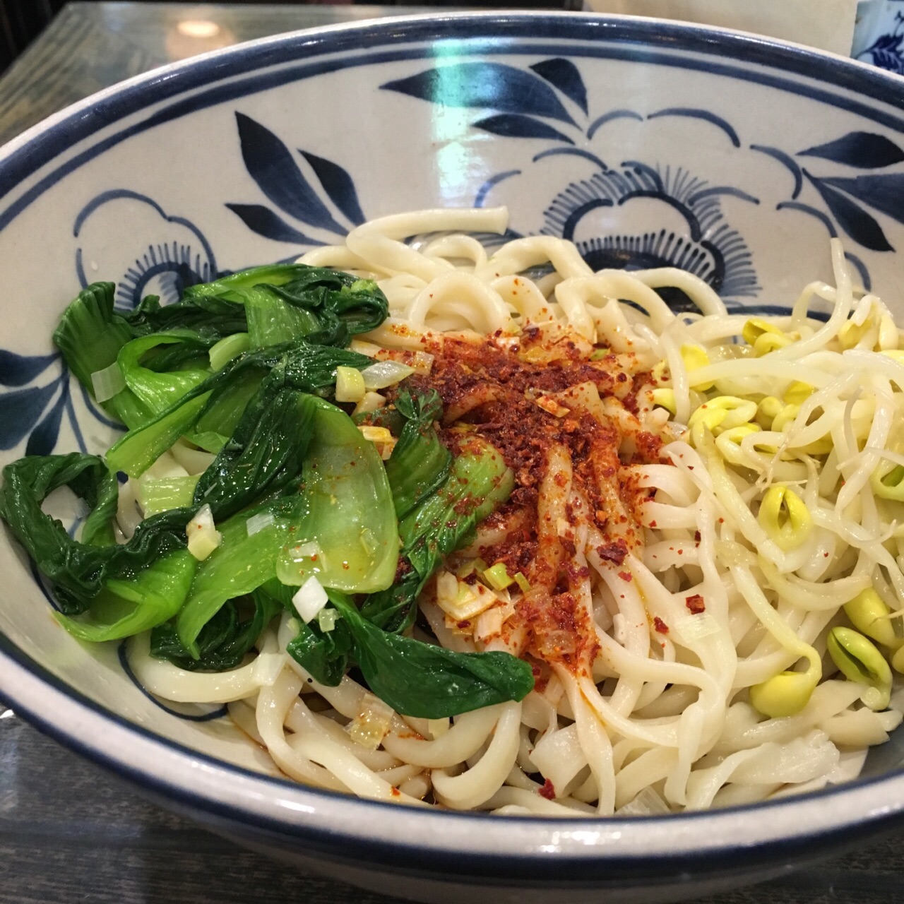 
装修风格,服务员都很融入,强推他家的油皮扯面和油泼棍棍面