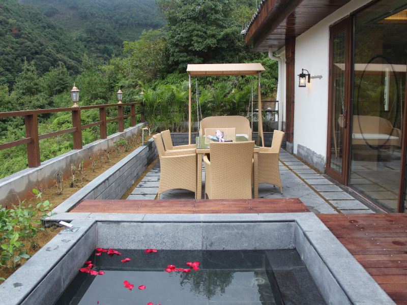 玉龙山氡泉度假村
