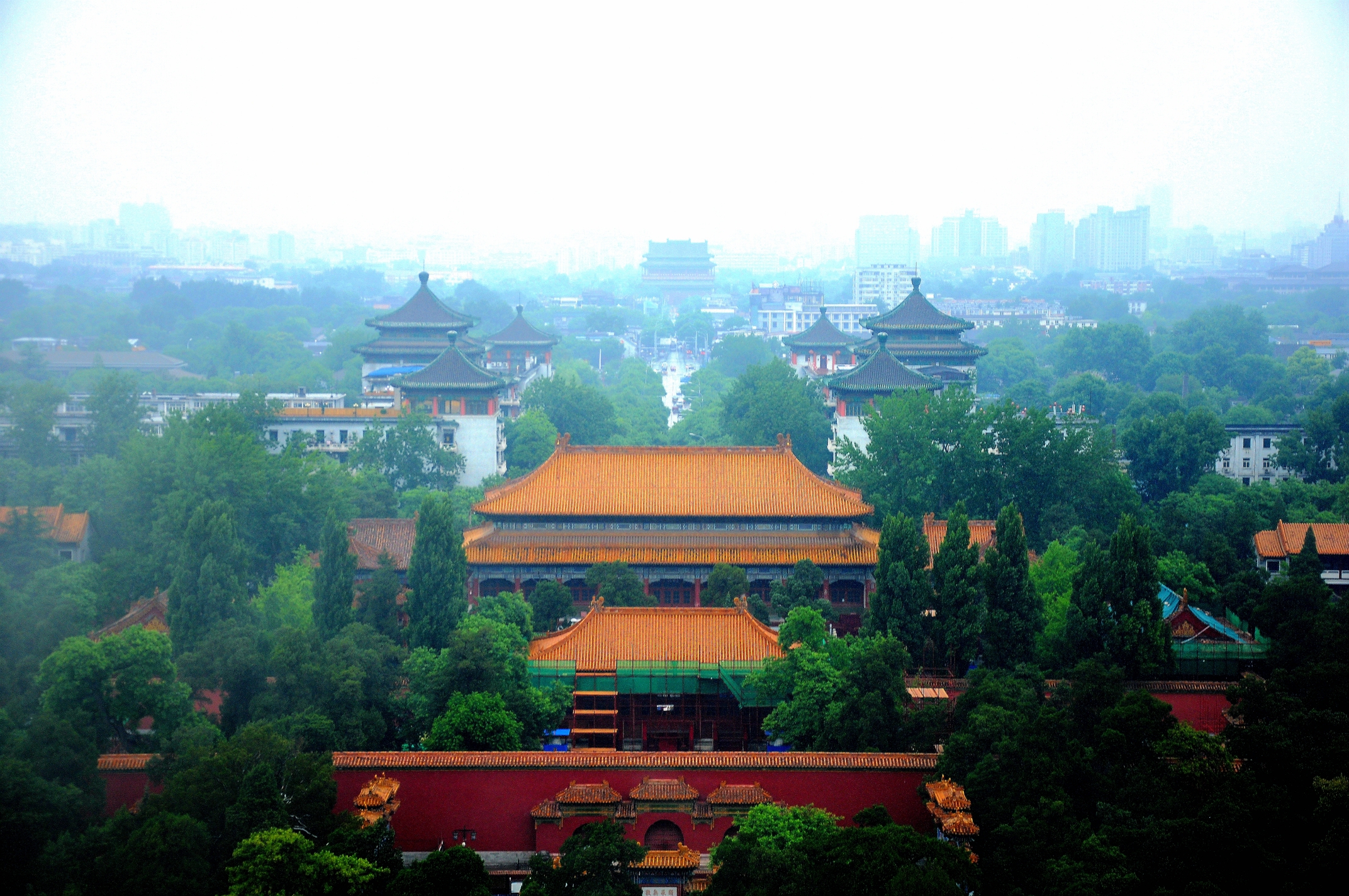 景山公園位於故宮中軸線上,登高能看到故宮全景,如果天氣晴朗,藍天