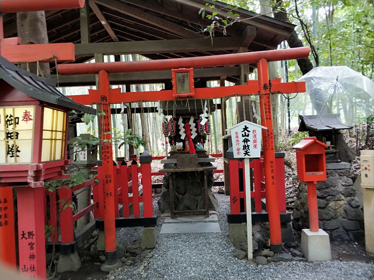 这里的神社很多,来这里祈福的人也挺多,特别是周末只能走马观花看看就
