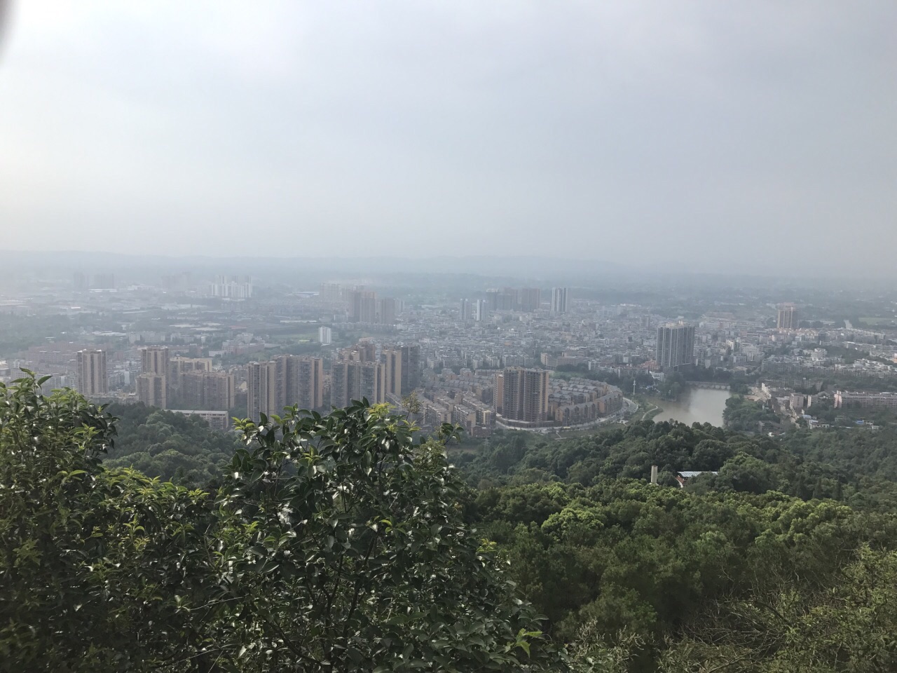 玉蟾山风景区位于泸州市区以北35公里泸县县城旁