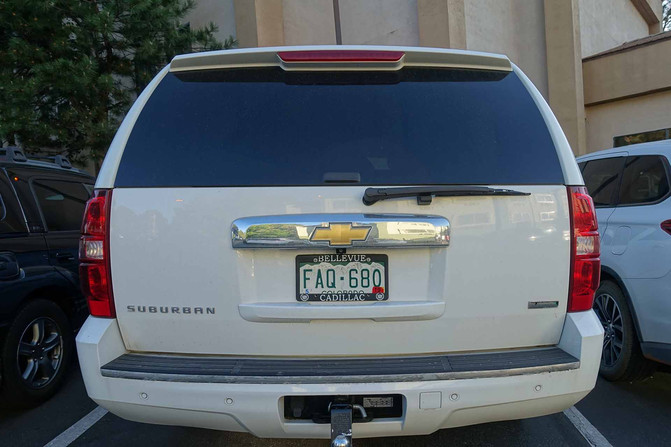 这个是个性假车牌,美国是允许挂假车牌的,法律规定汽车号牌位置是车尾