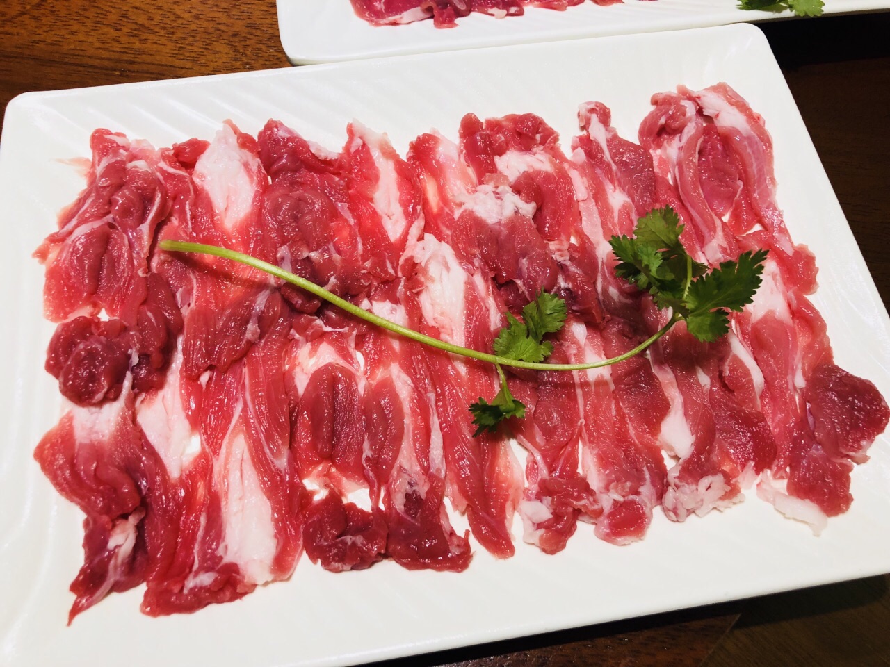 点的鸳鸯锅,既能喝汤,又能吃辣,推荐高钙羊肉,鲜嫩又有脆骨,羊肉饺子