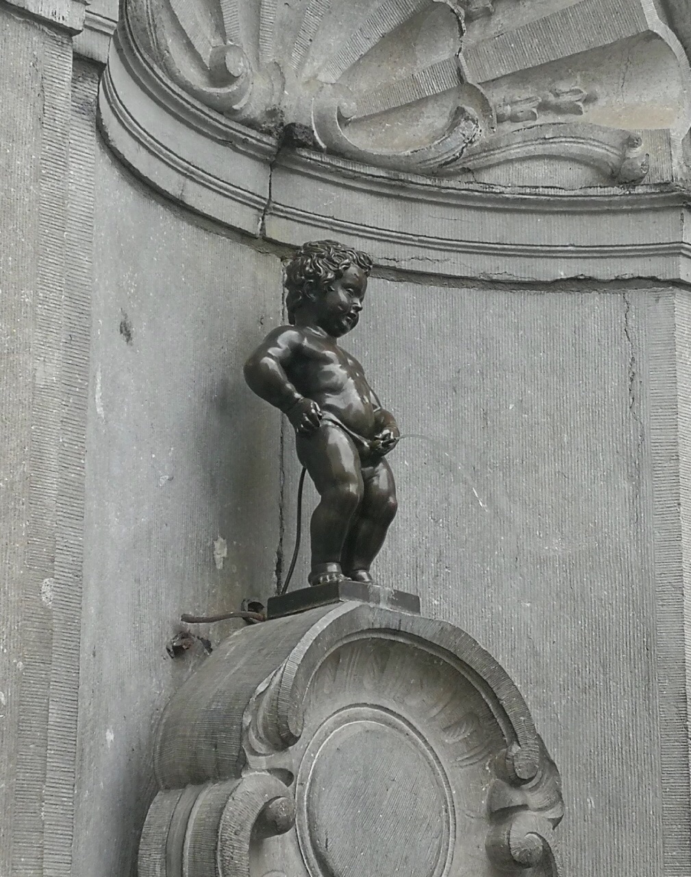 布鲁塞尔小男孩雕像图片