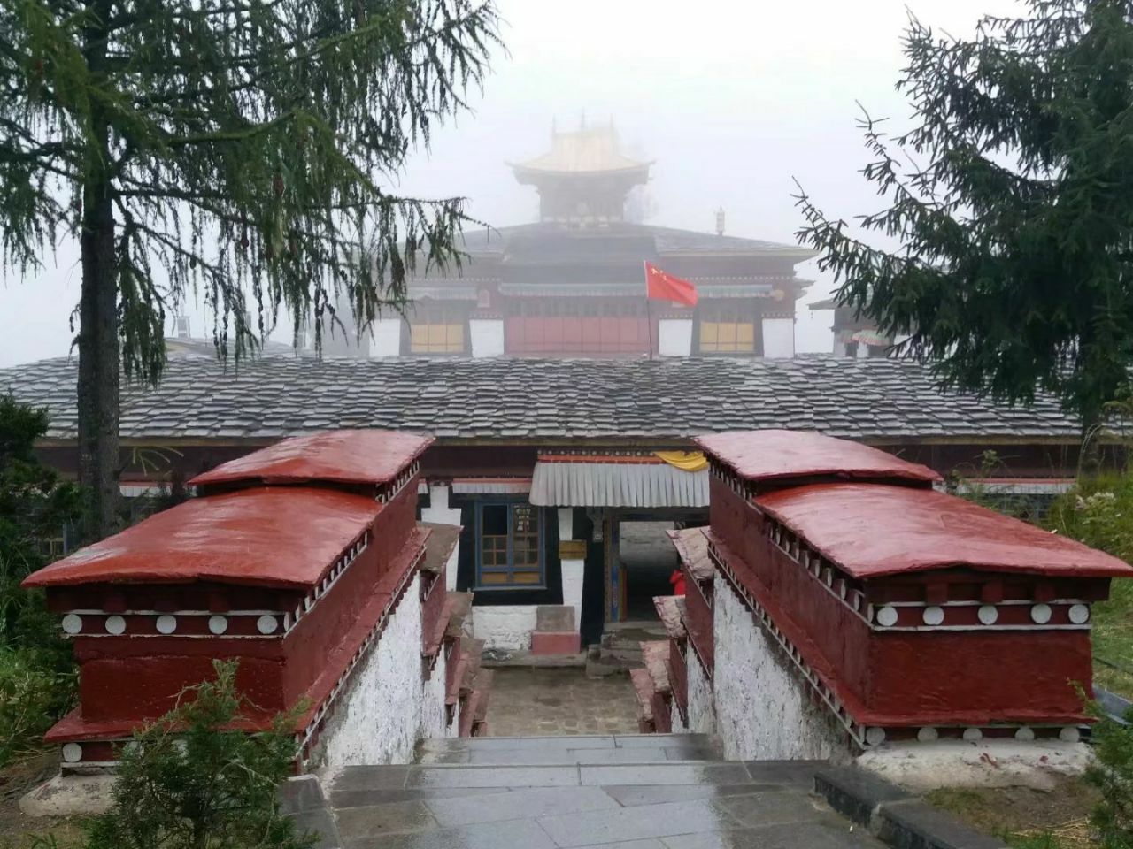 云南的噶丹松赞林寺！被称为小布达拉宫！是雪山下神灵的栖息地！|云南省|布达拉宫_新浪新闻