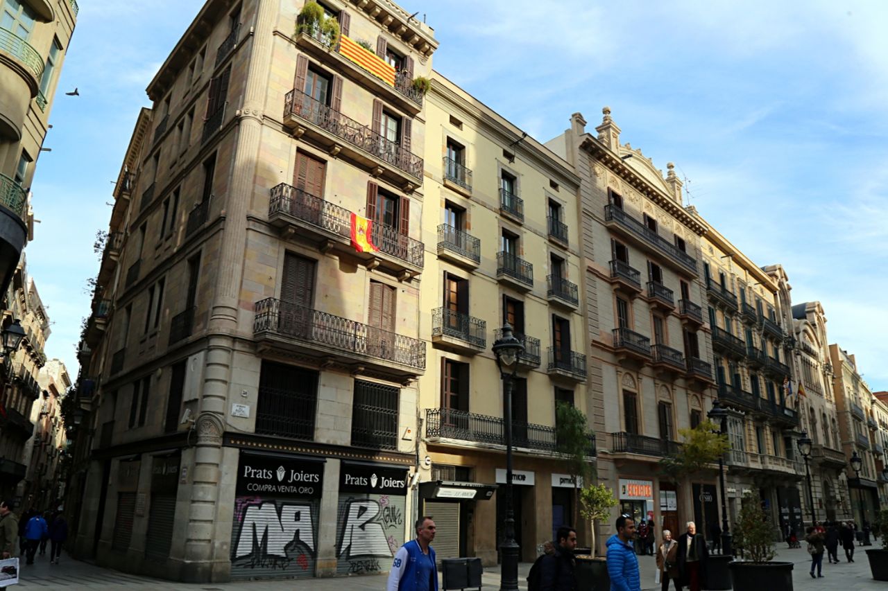 巴塞罗那天使门大街购物,这是巴塞罗那哥特区非常出名的一条步行街