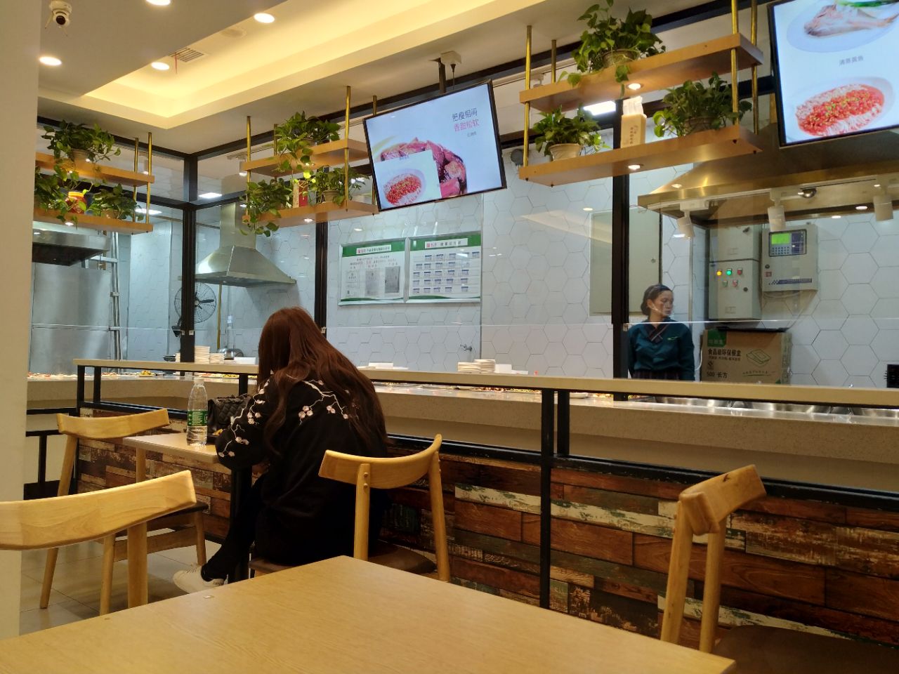 2022满口意(新华路店)美食餐厅,醒目的店招和广告语很吸引人.