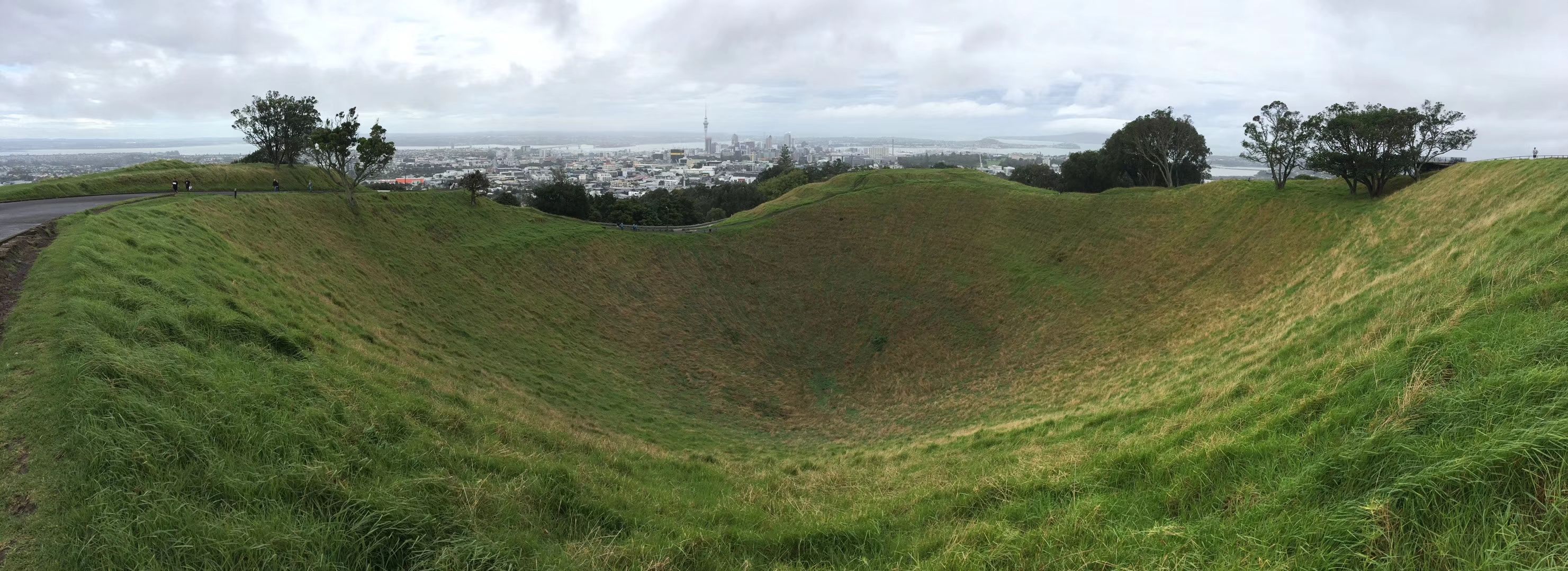 离奥克兰不远,山上有个火山口遗迹看了有点震憾