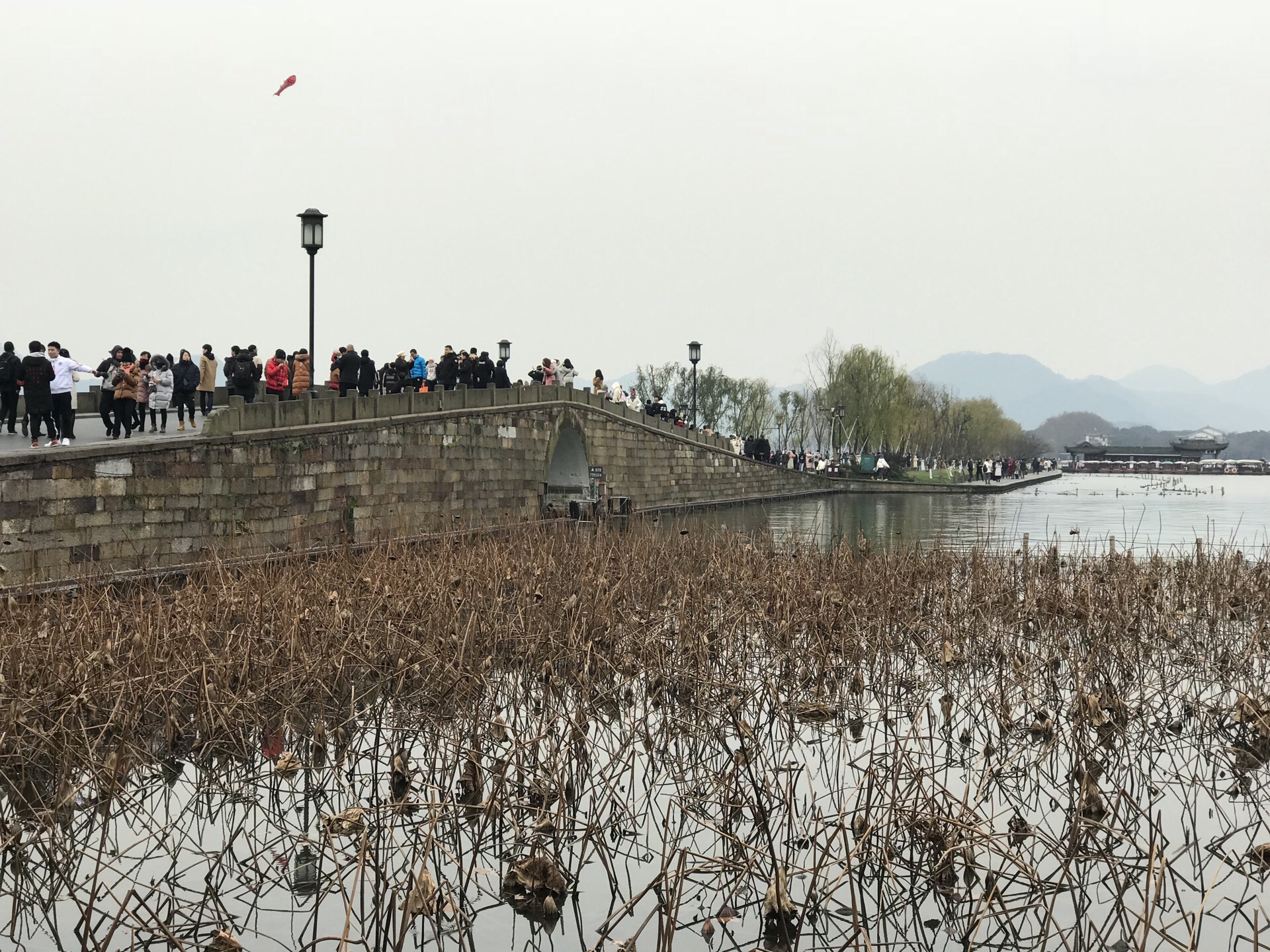 【携程攻略】杭州断桥残雪景点,断桥位于白堤北端。著名的“断桥残雪”，也是最早的“西湖十景”之一…