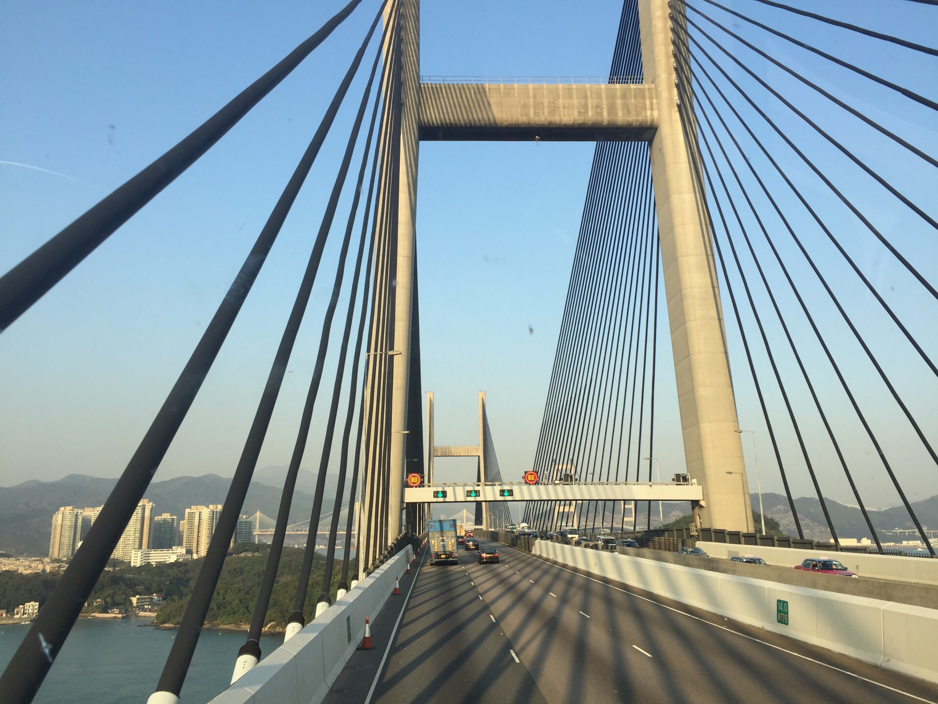 港珠澳大桥正式通车，想要自驾去香港，你还得满足这几个条件！_巴士