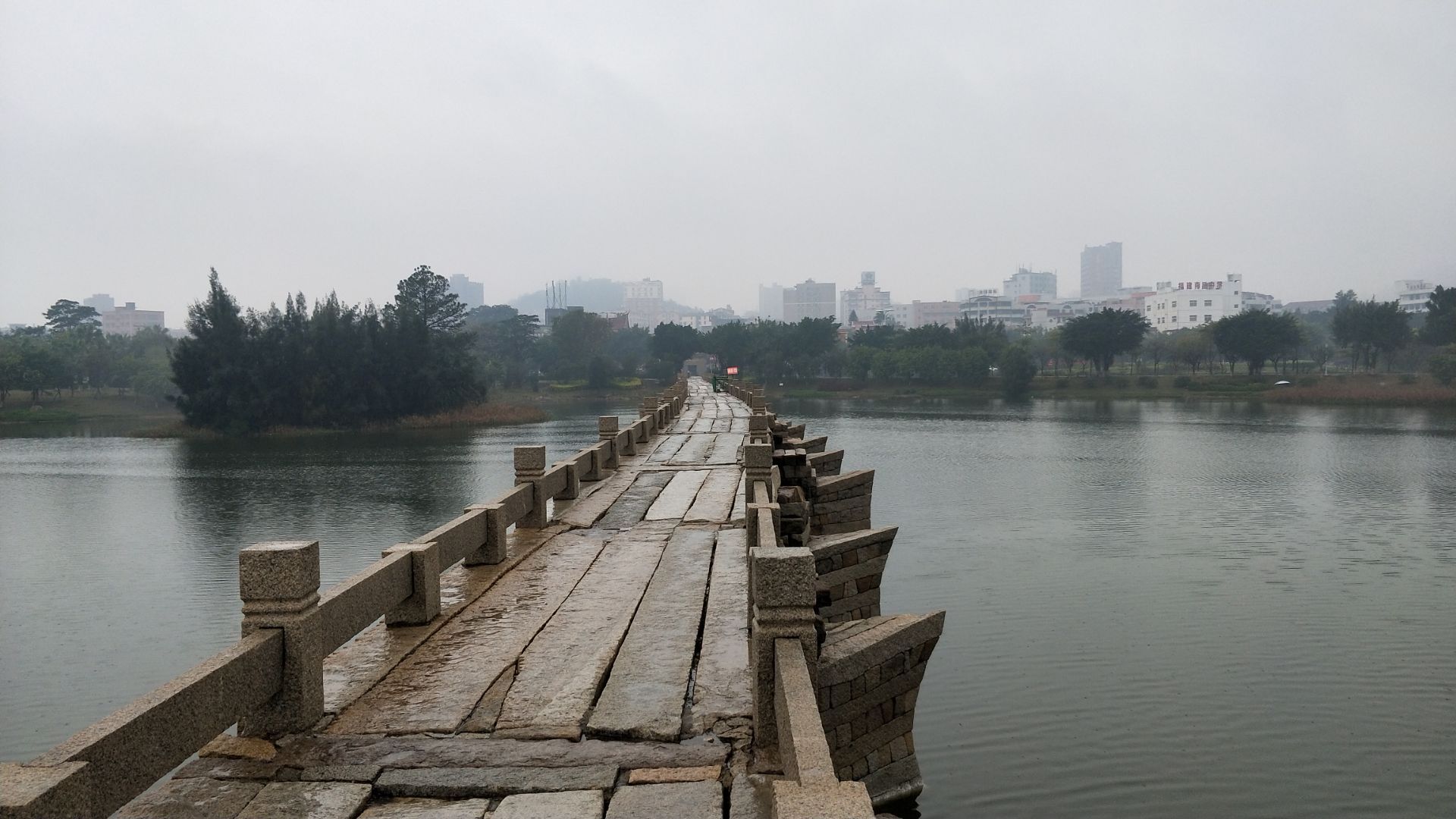 【携程攻略】延安延河大桥景点,位于延安交通要道的一座桥梁，仿赵州桥修建的。桥本身平淡无奇，但与…