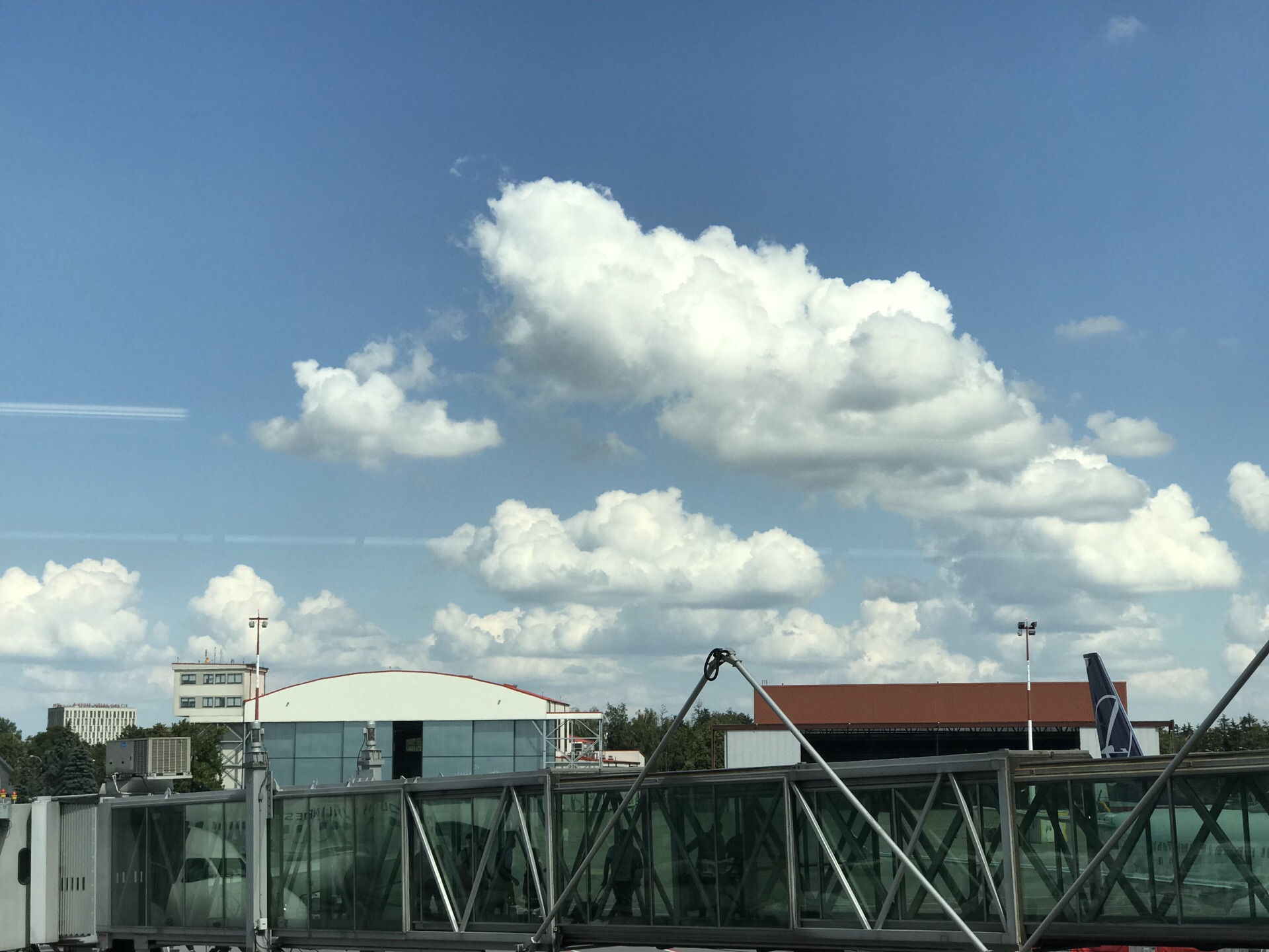 太阳从华沙机场升起 编辑类照片. 图片 包括有 平民, 天空, 航空, 中央, 阳光, 城市, 国际, 启运 - 212204316