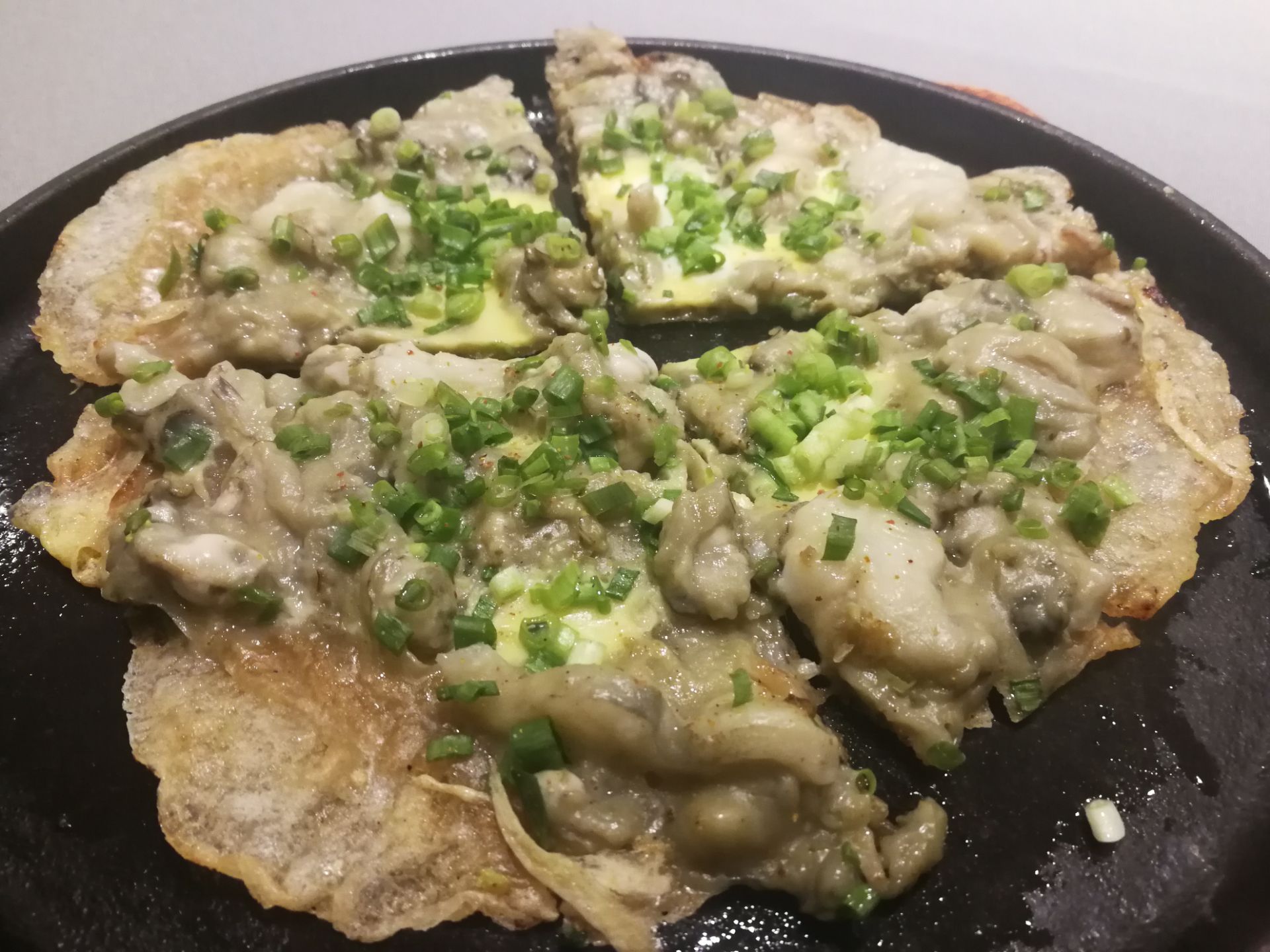 而且菜品很多，味道也非常不错。特别是牡蛎煎很好吃的样子。还有乳鸽味道也很好。里面环境很不错的