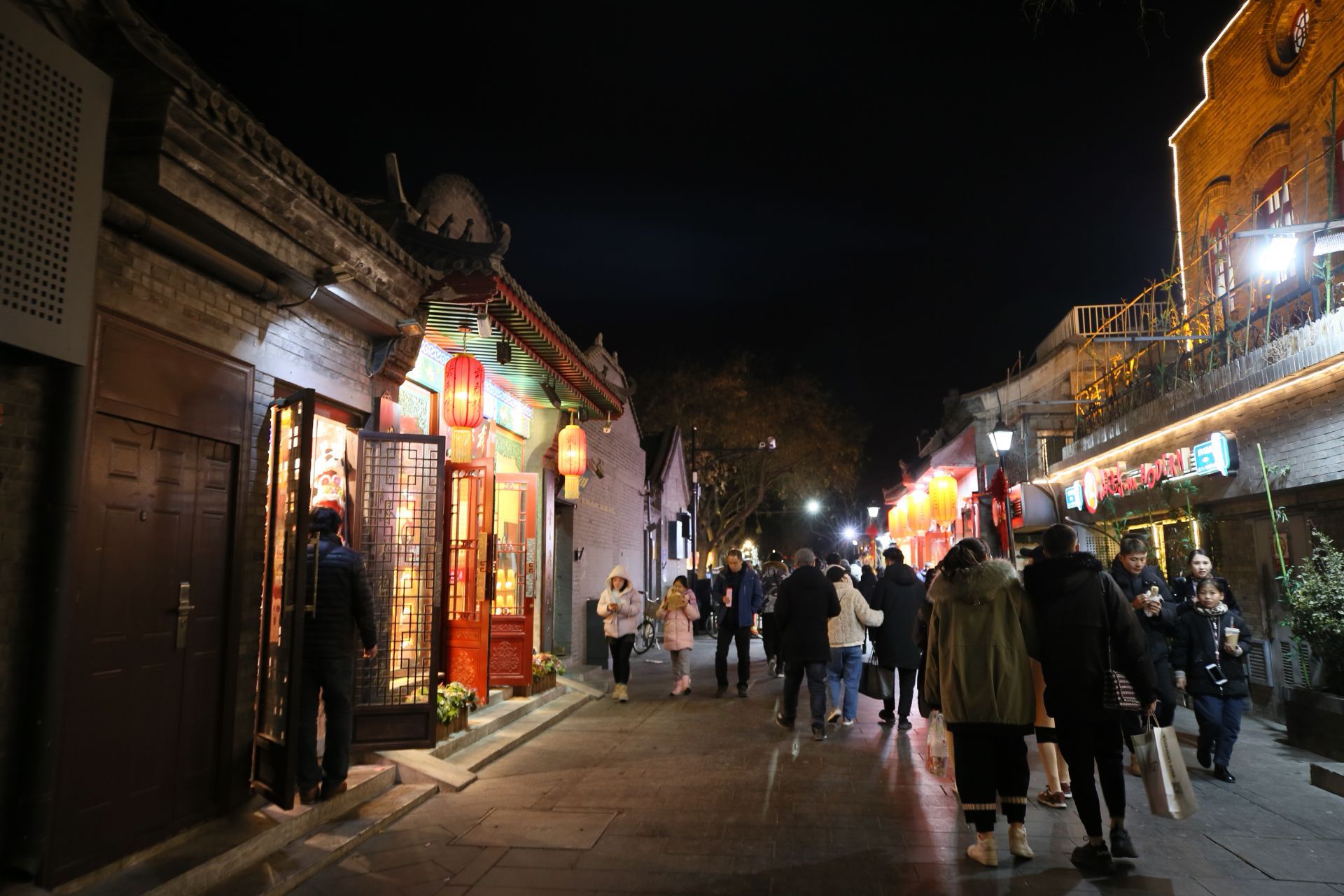 【携程攻略】北京南锣鼓巷景点,北京南锣鼓巷美称是北京著名的步行街。但是，去过了以后感觉上与别的…
