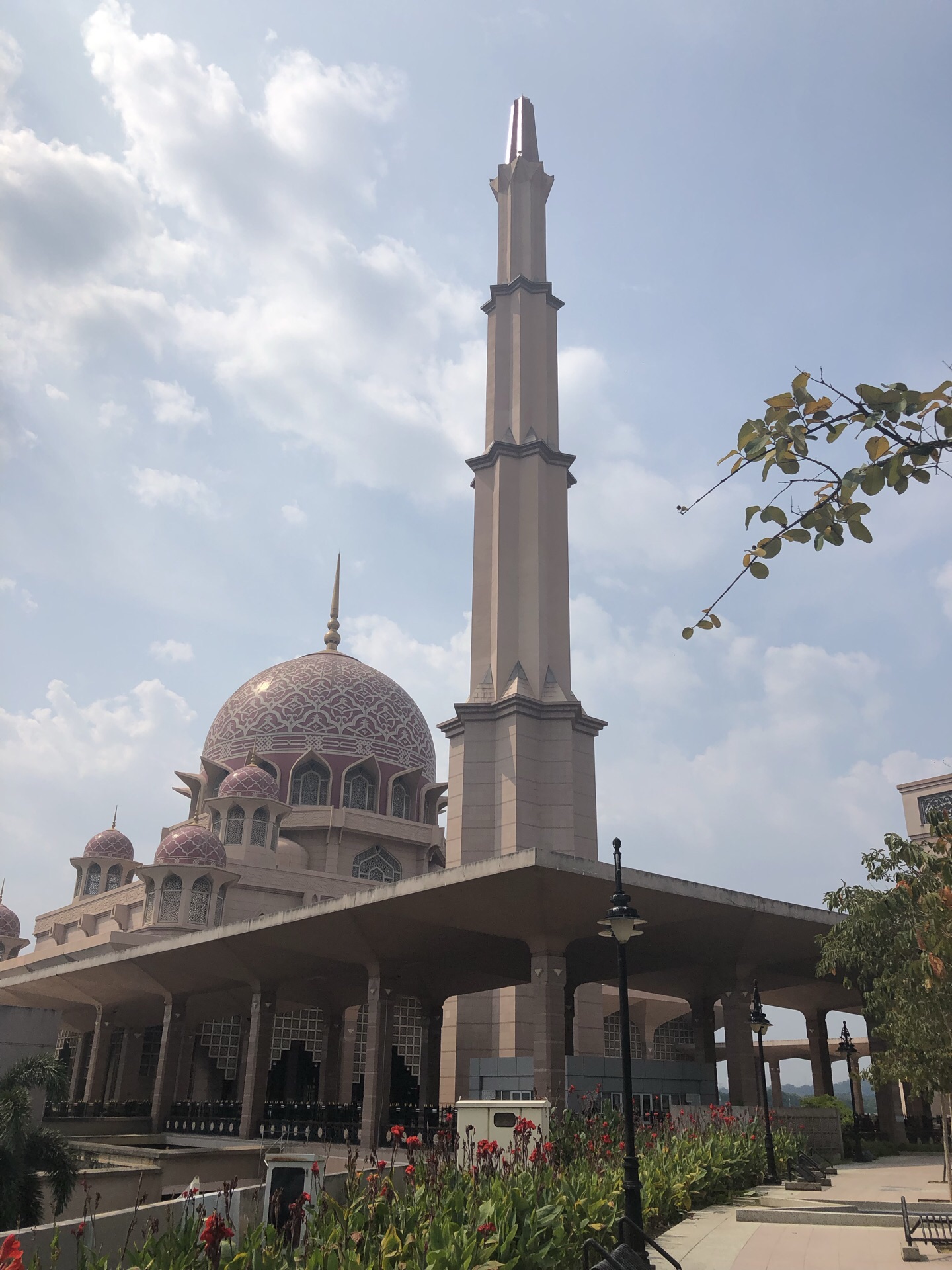 马来西亚最梦幻地标建筑，建在水上的清真寺，是新晋网红打卡地_沙巴州
