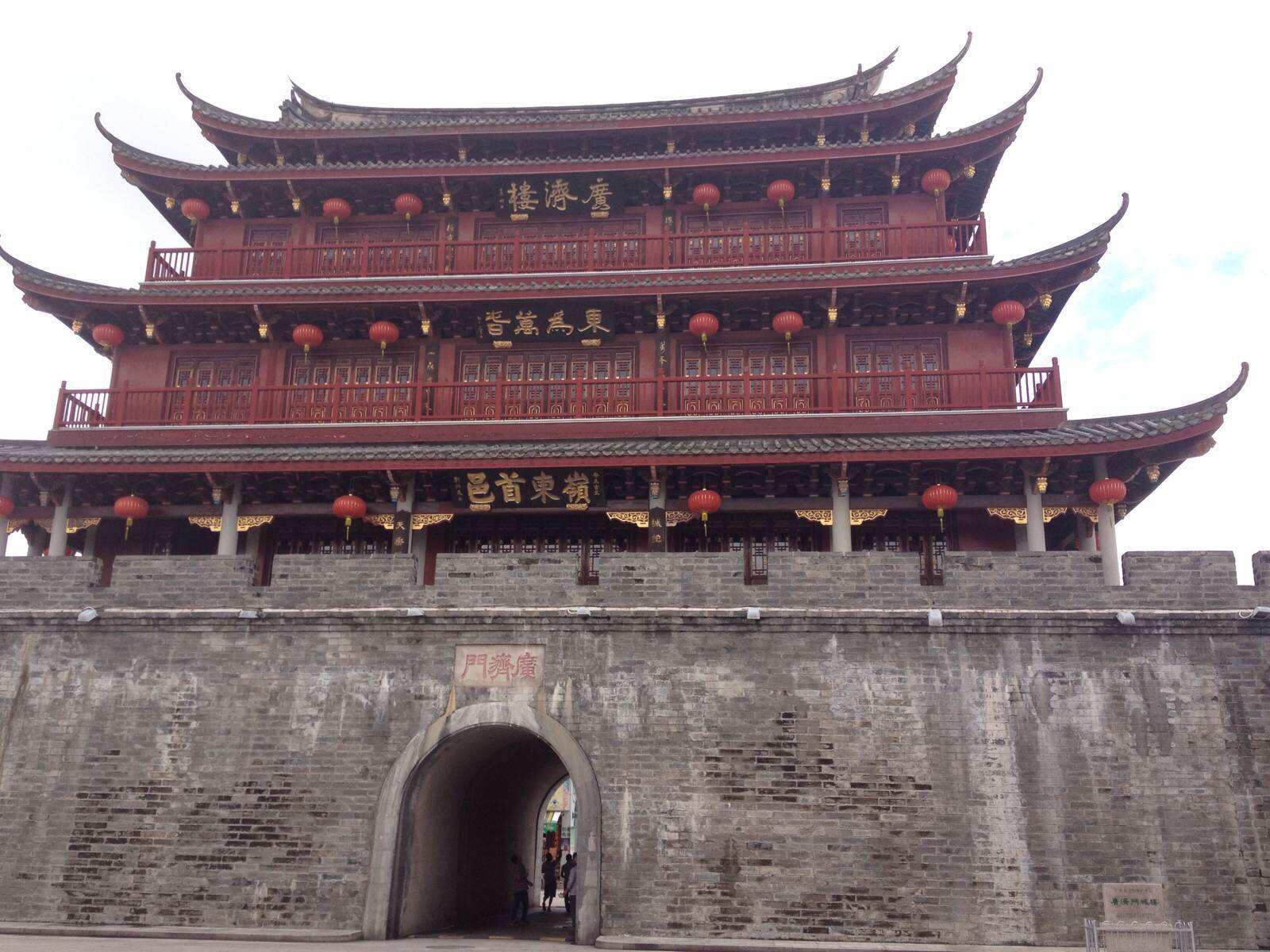 著名景點有:湘橋春漲,韓祠橡木,金山古松,鳳凰時雨,龍湫寶塔,鱷渡秋風