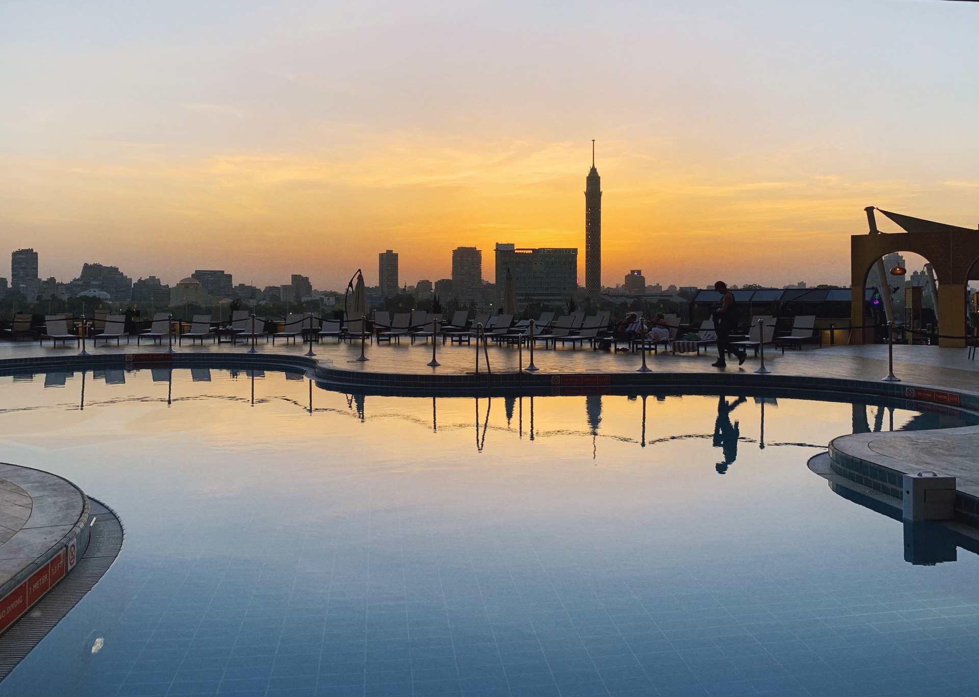 开罗市区流淌的尼罗河是埃及的母亲河也是世界第一长河整个河流在市区