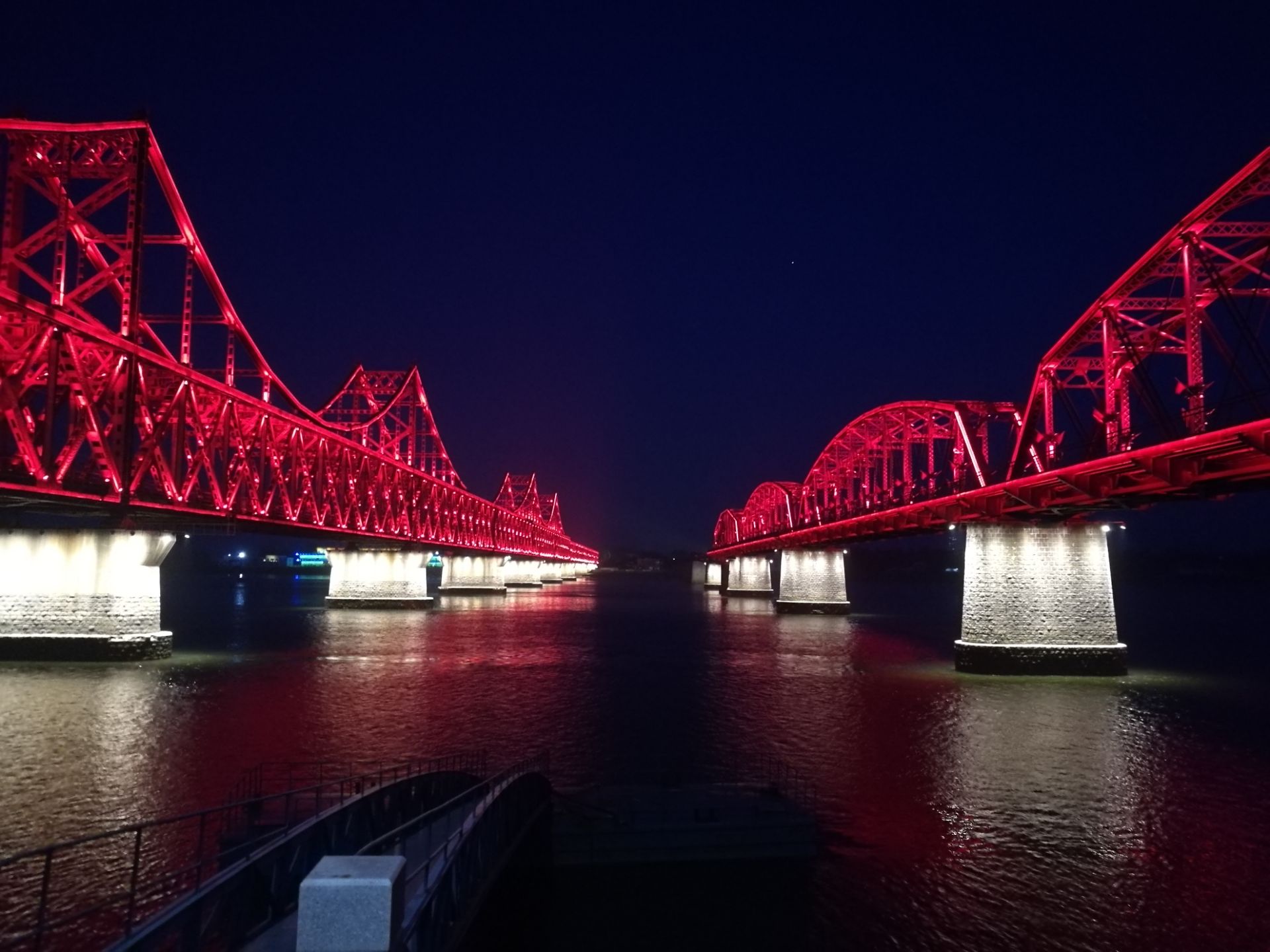 丹东鸭绿江断桥夜景，原创拍摄|鸭绿江断桥|丹东|夜景_新浪新闻