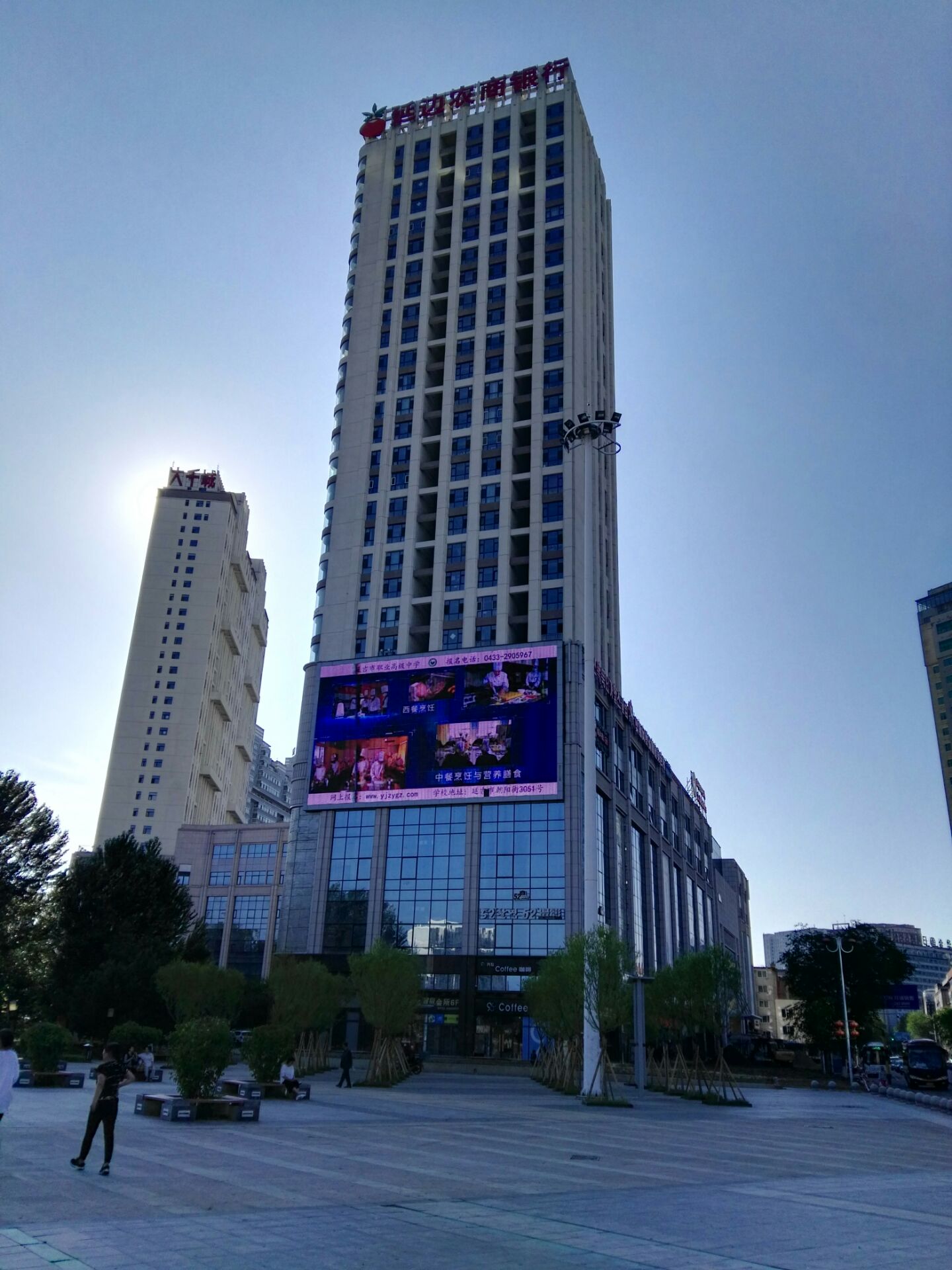 这个青年广场是延吉市人民最离不开的广场,娱乐休闲跳广场舞和文艺