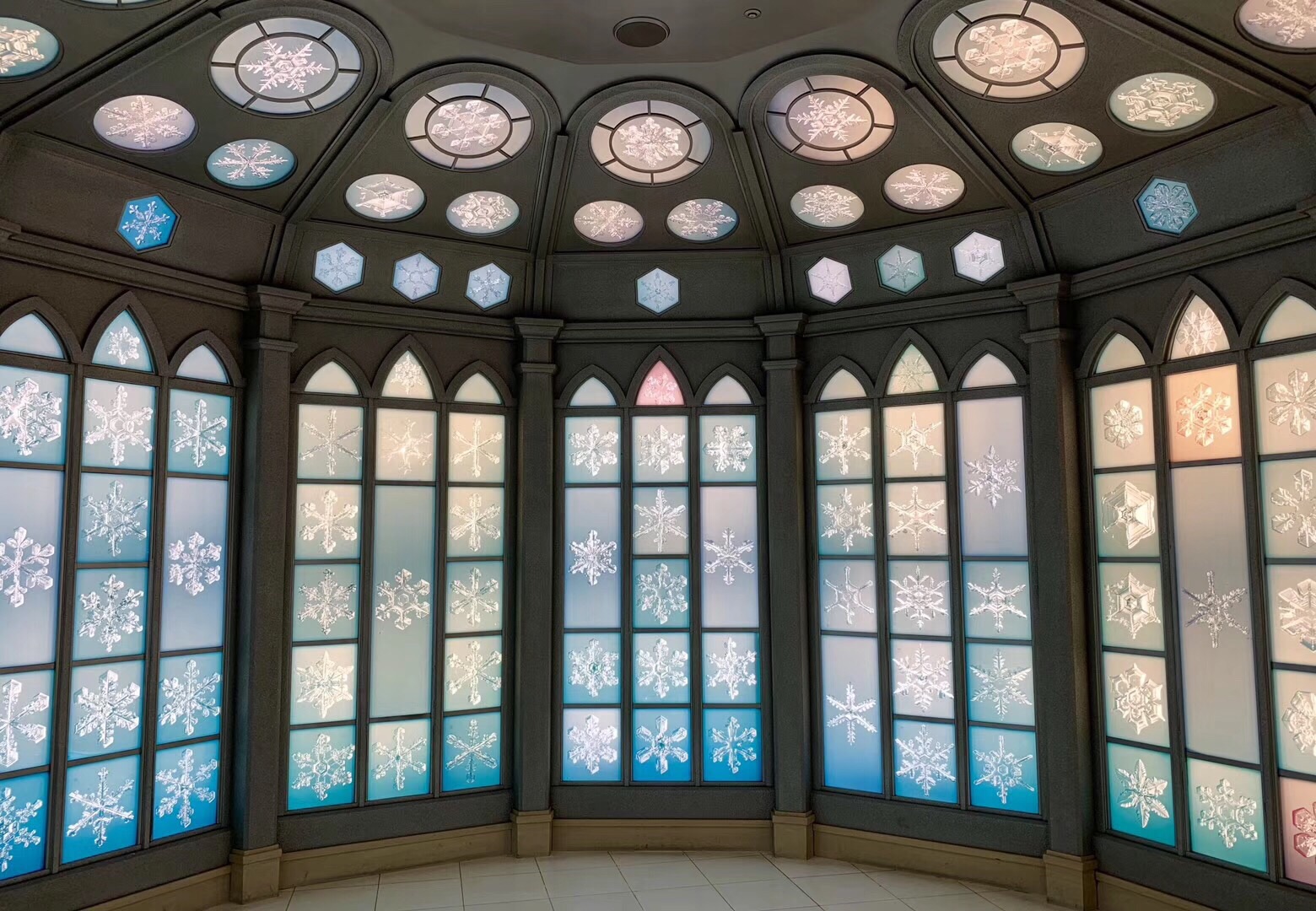 雪之美术馆位于北海道传统美术工艺村内,其外观雪白,造型如欧式教堂