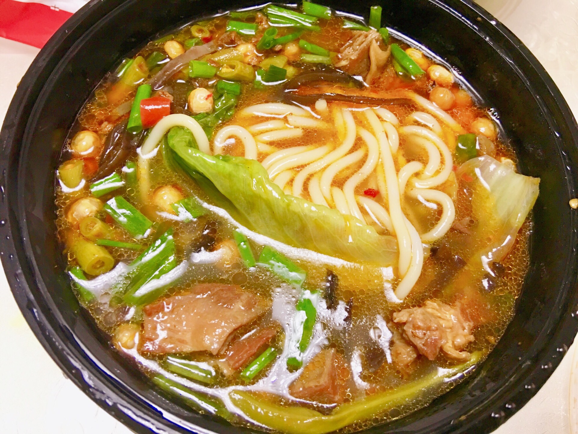 米粉啦麻辣烫啦是我最爱吃的了.米粉q弹,牛腩嚼劲足,太好吃了吧!