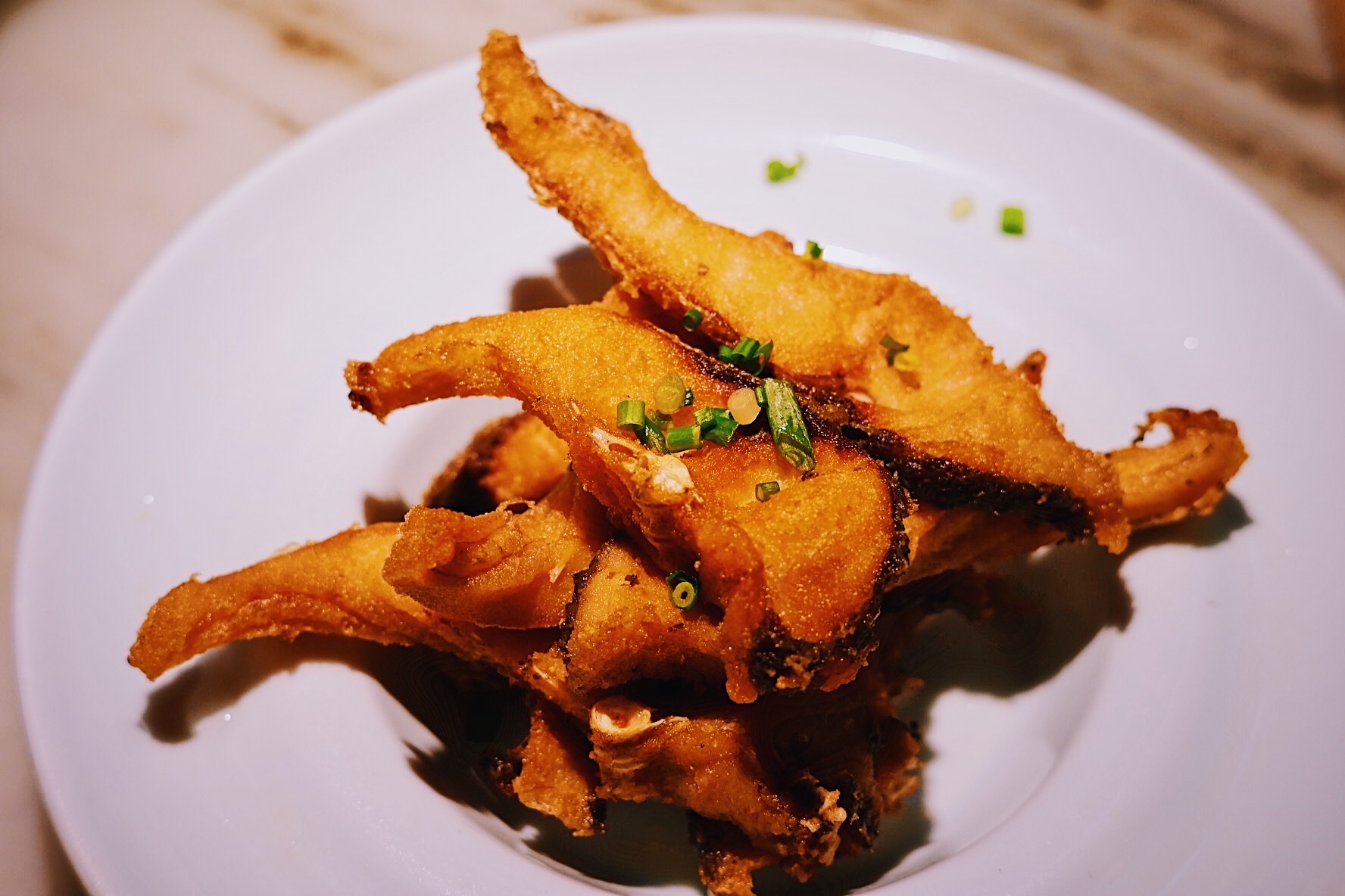 原汁原味的东家一品鱼头皇以古法烹饪故而汤色乳白浓郁携河虾鱼丸海鲜