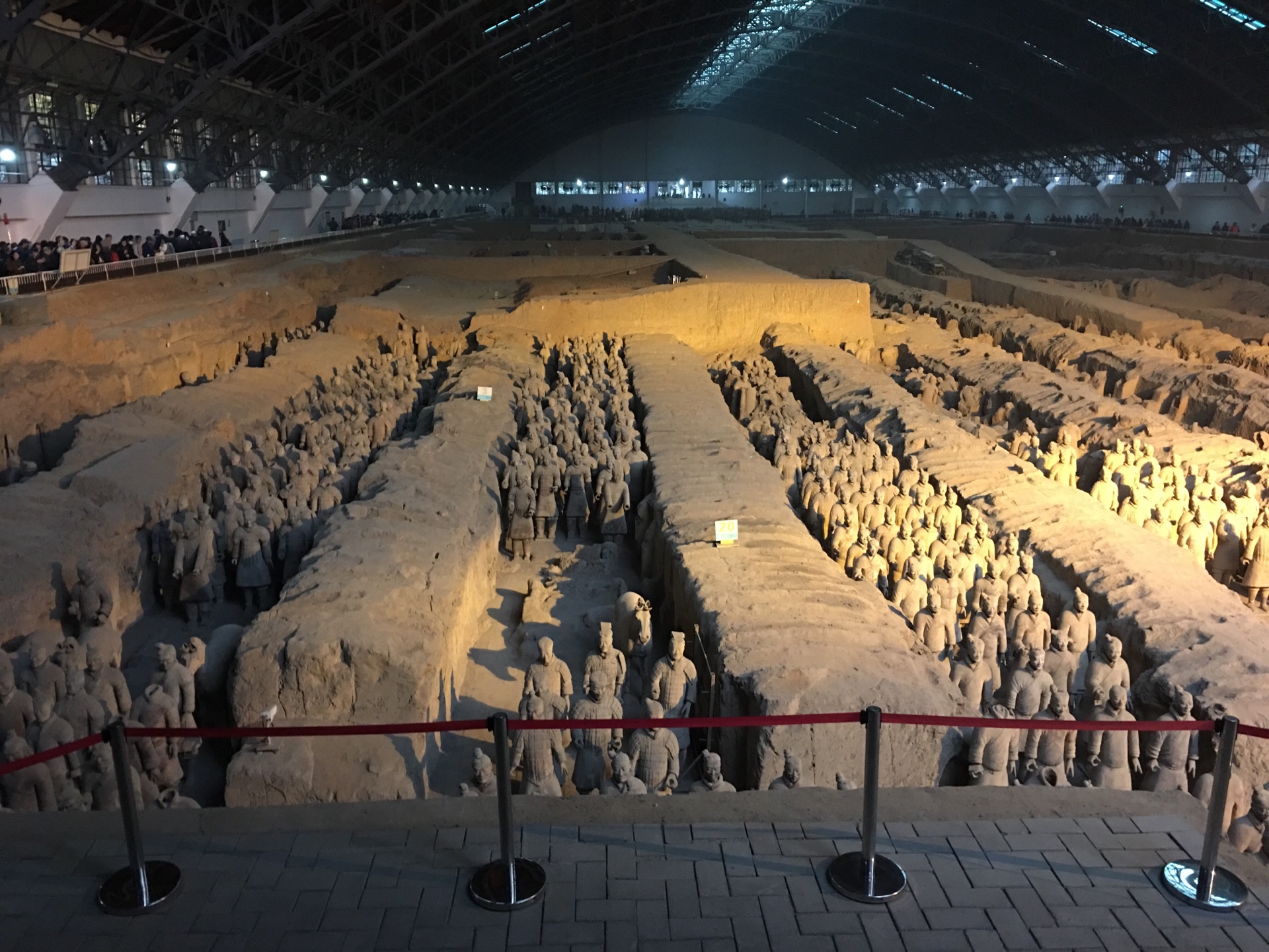 【携程攻略】西安秦始皇帝陵博物院(兵马俑)景点,历史总是让我们肃然起敬，兵俑的神情是那么的壮观，古人的智慧更是让…