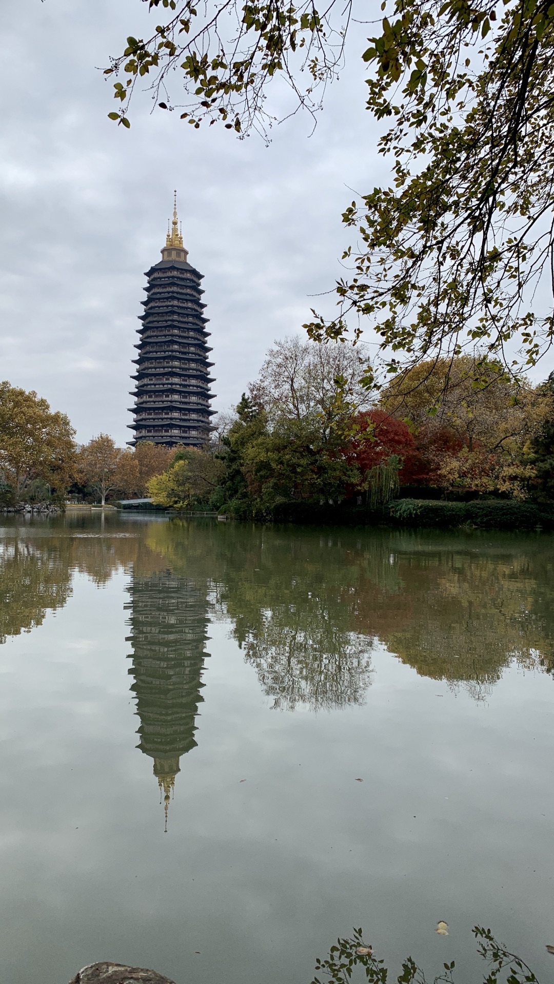 天寧寶塔唐宋風,一年四季景不同. 八角飛簷形端莊,簡潔粗獷氣勢宏.