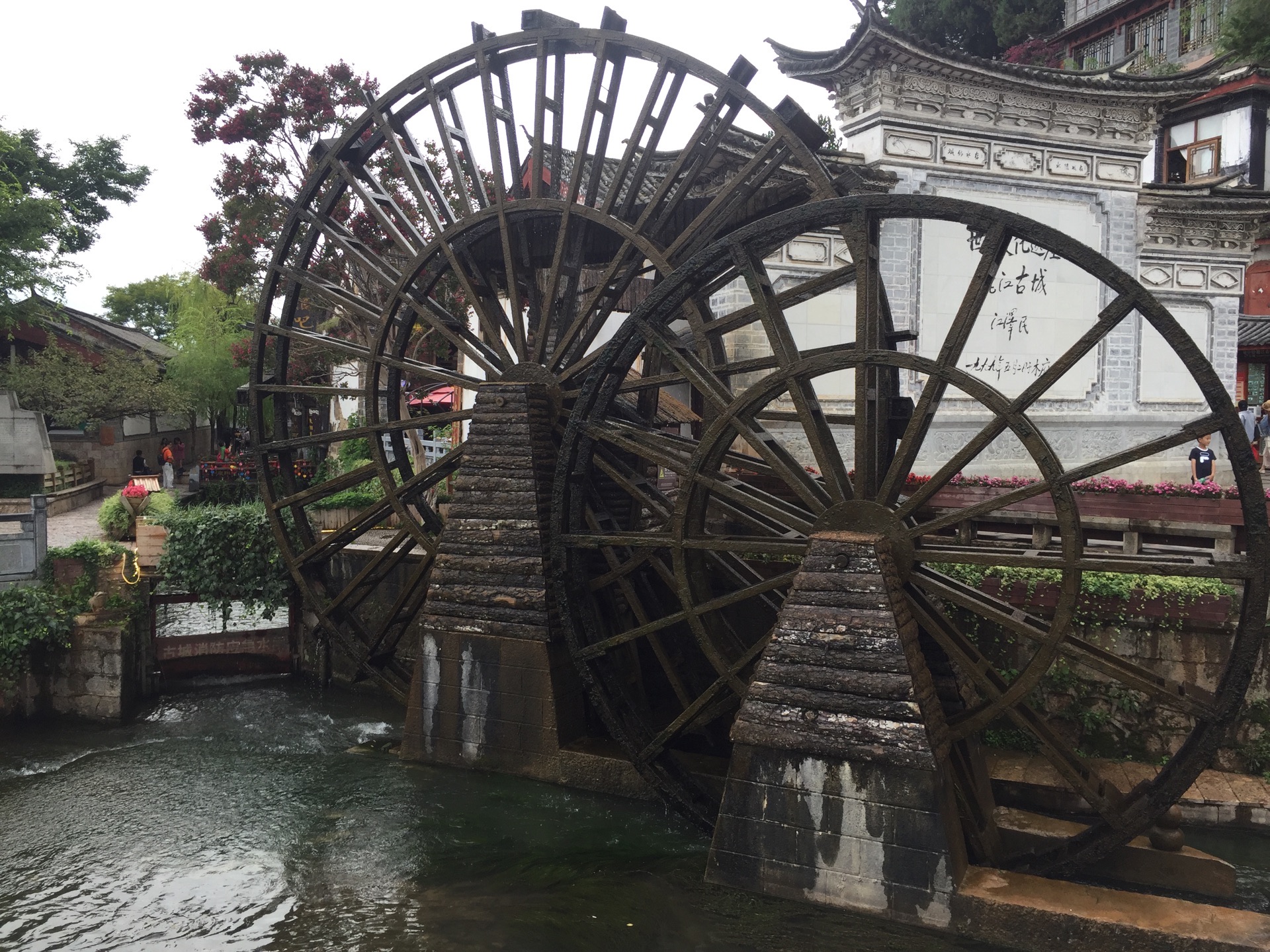 【携程攻略】丽江古城大水车景点,丽江古城大水车是丽江古城的地标性建筑，到丽江旅游的游客一定要到此…