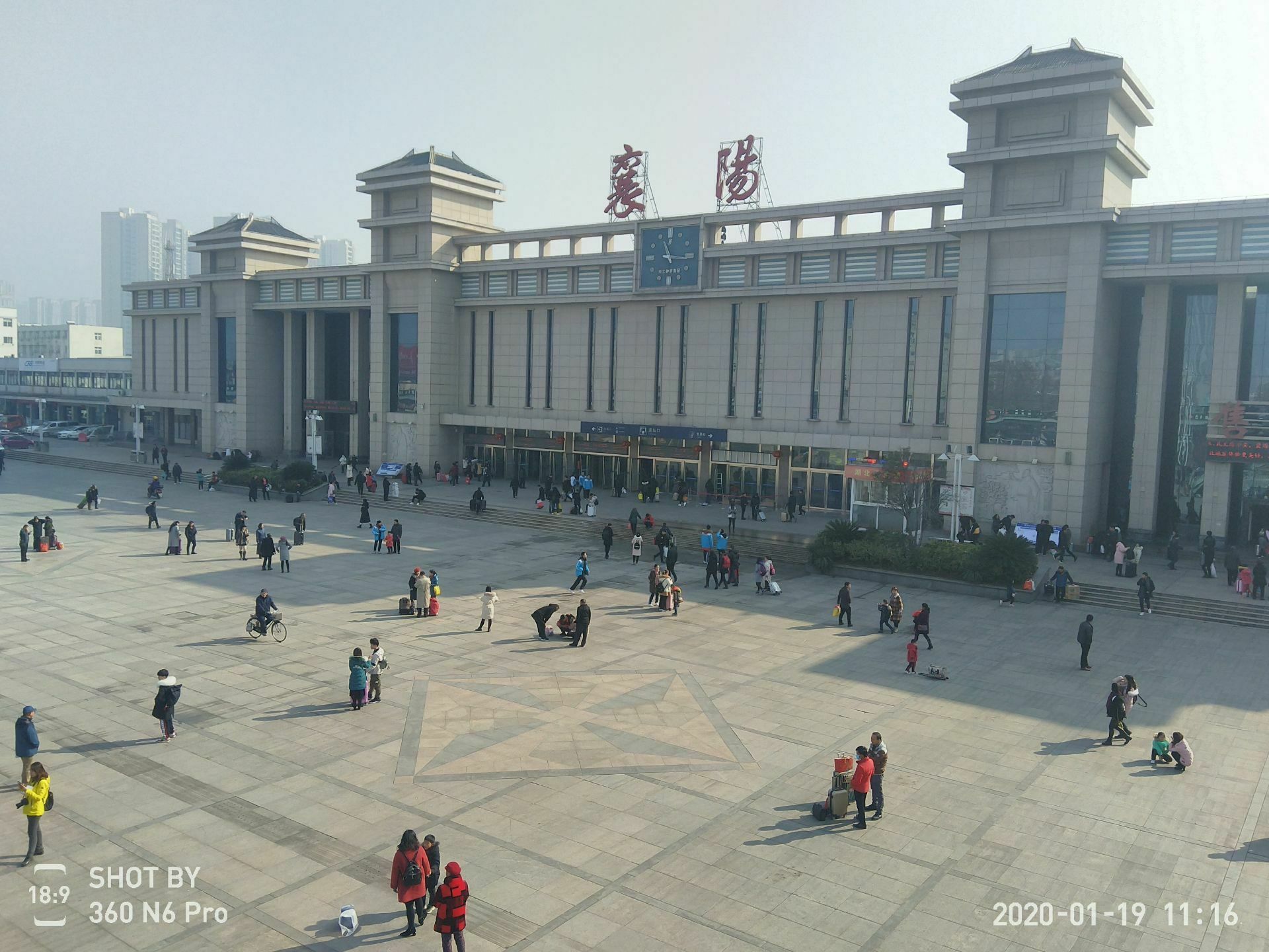 现在由于襄阳东站的建成和投入使用高铁和动车基本都转