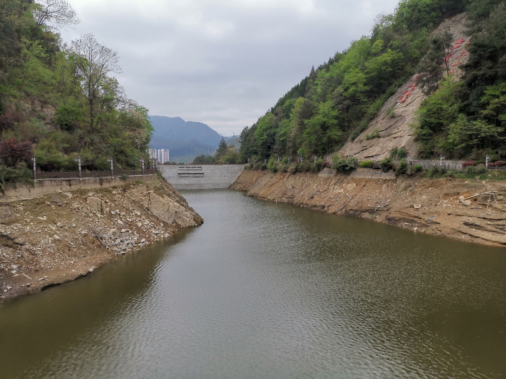【携程攻略】龙里青云湖森林公园景点,周末游览青云湖公园,湖水因上次