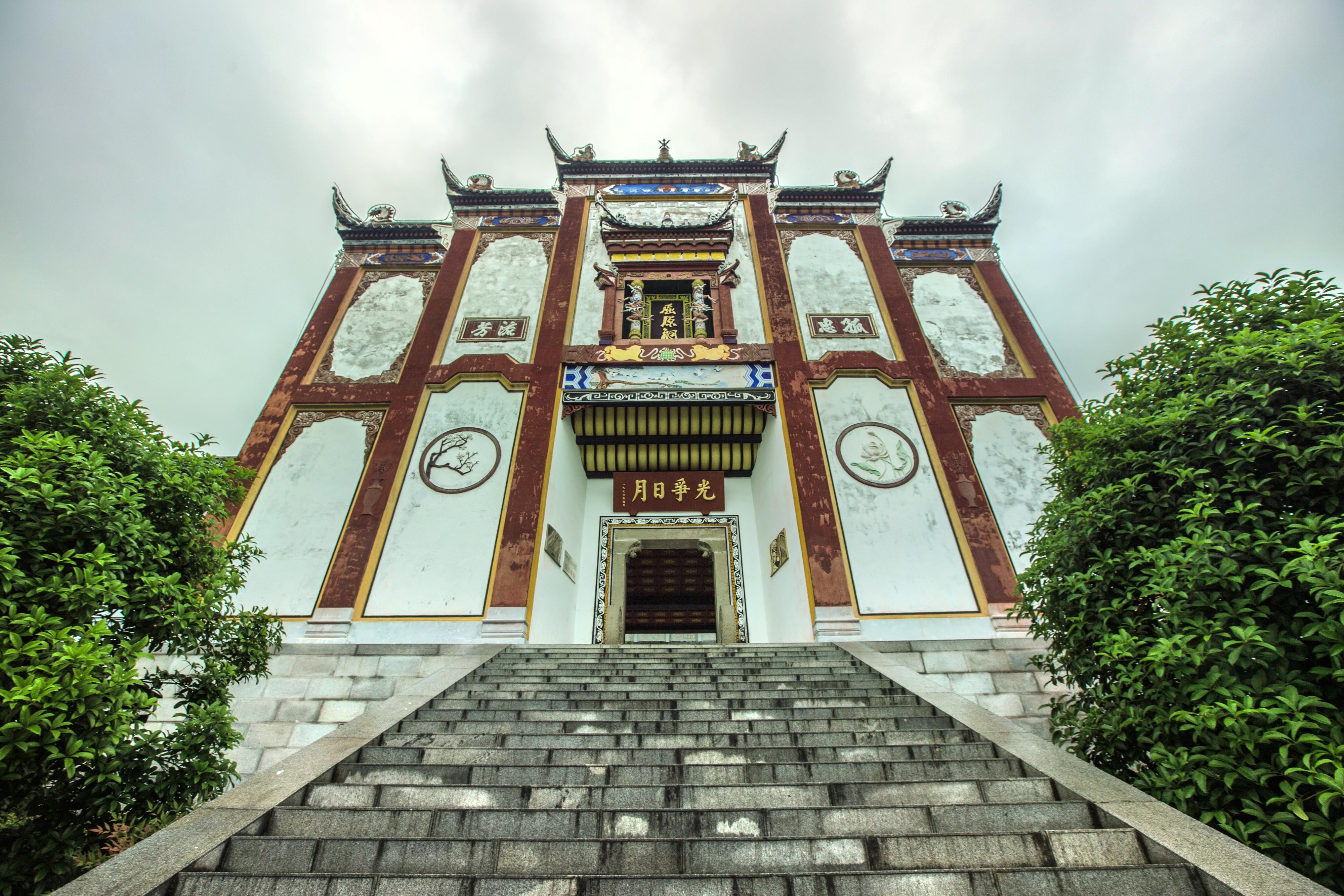 凤凰山古建筑群 湖北省秭归县茅坪镇 443600 乘坐秭归2路到县中医院