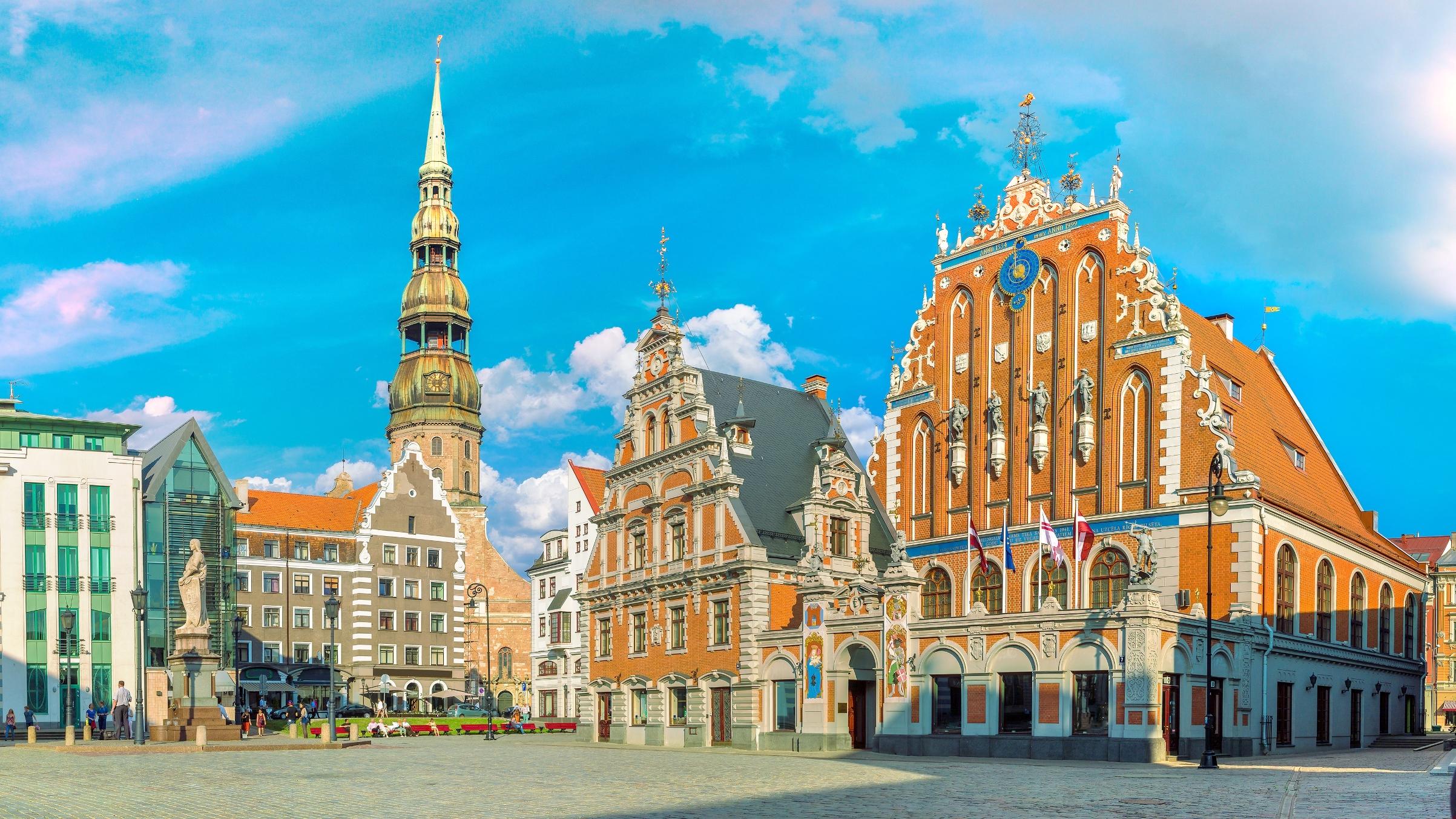 riga town hall square 直线距离 100m
